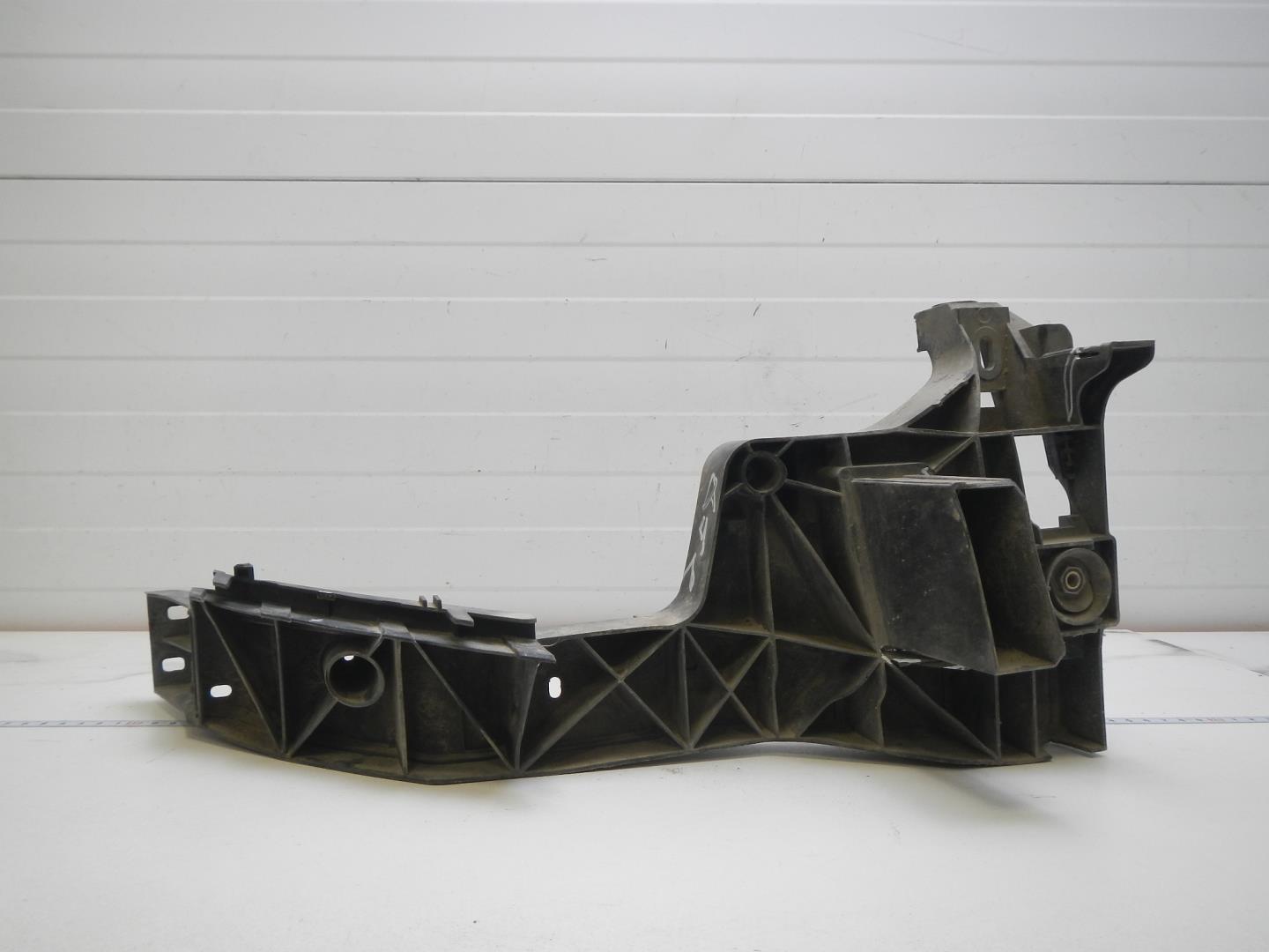 Кронштейн фар правый