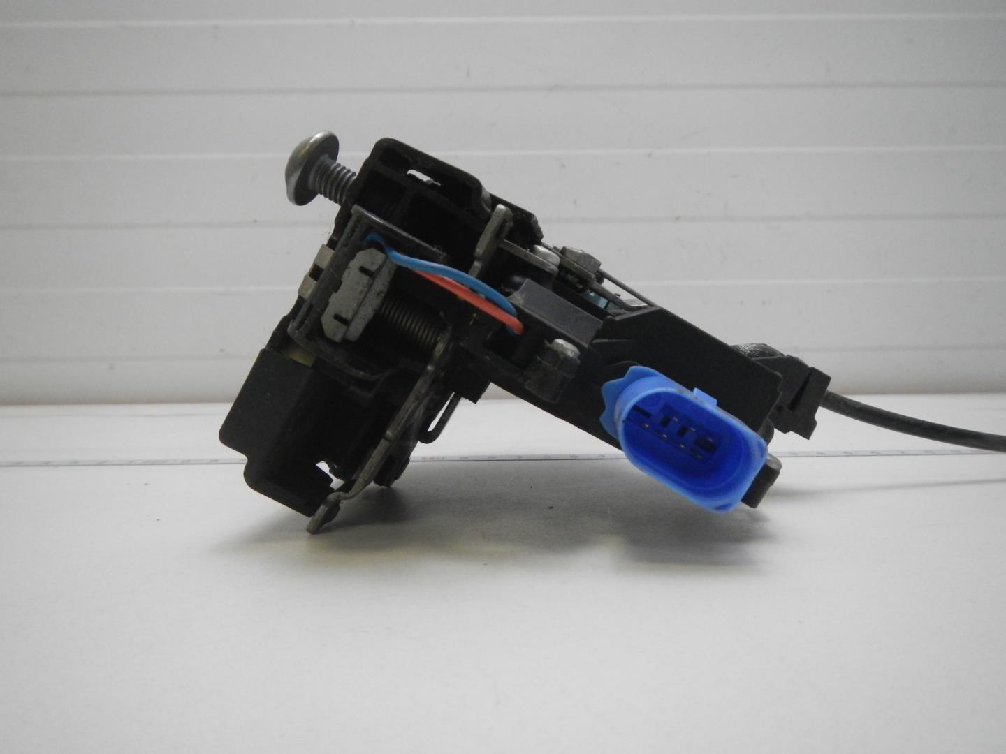 Замок двери задней левой