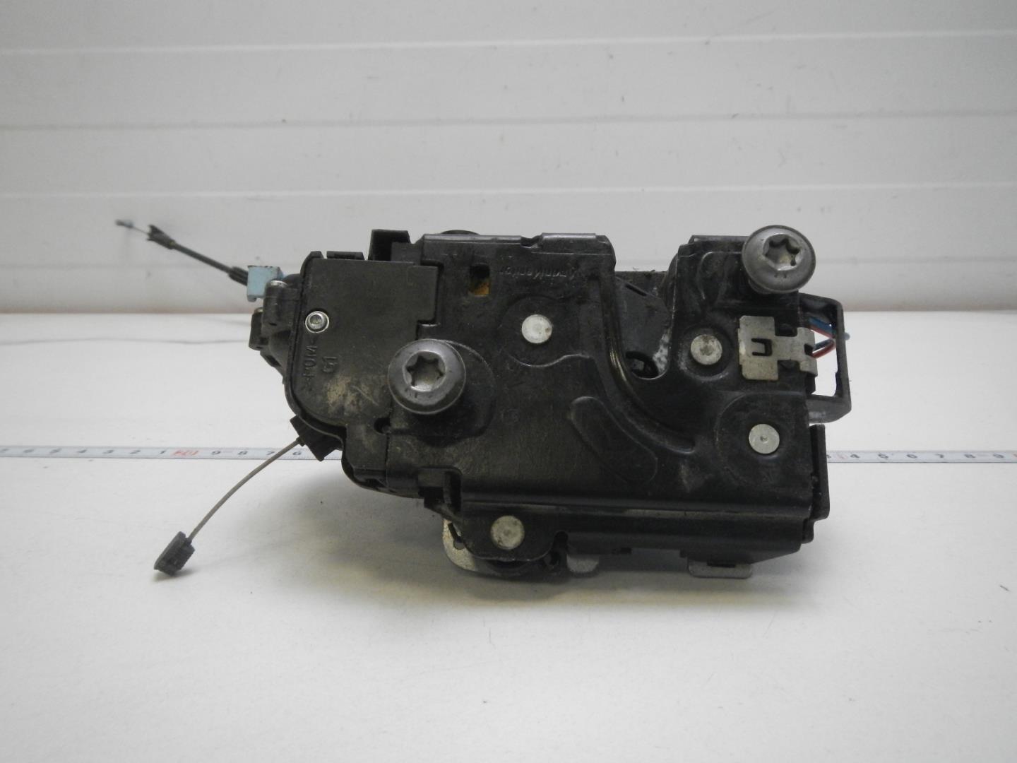 Замок двери задней левой