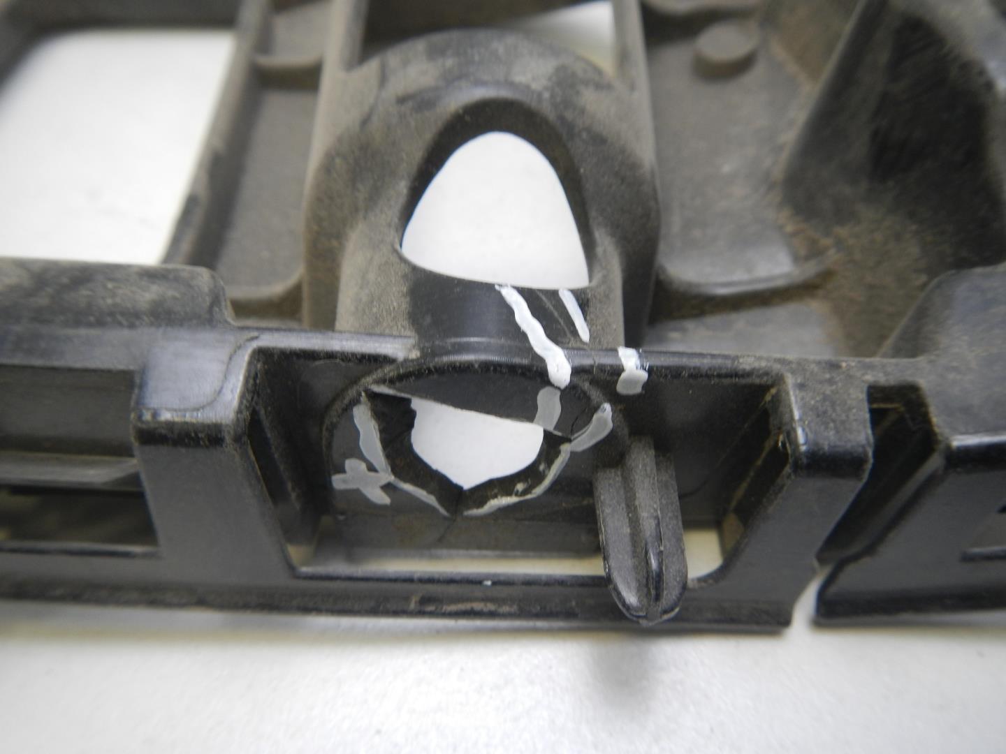 Кронштейн переднего бампера левый