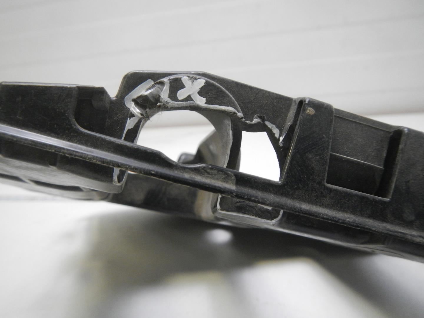 Кронштейн переднего бампера левый