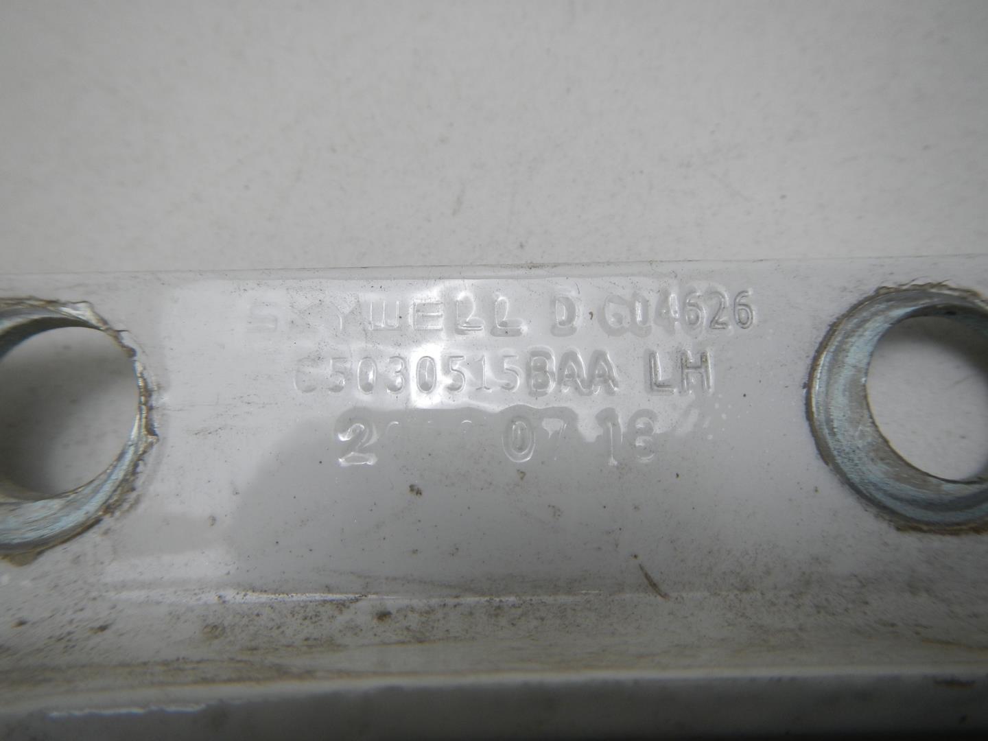 Петля капота левая