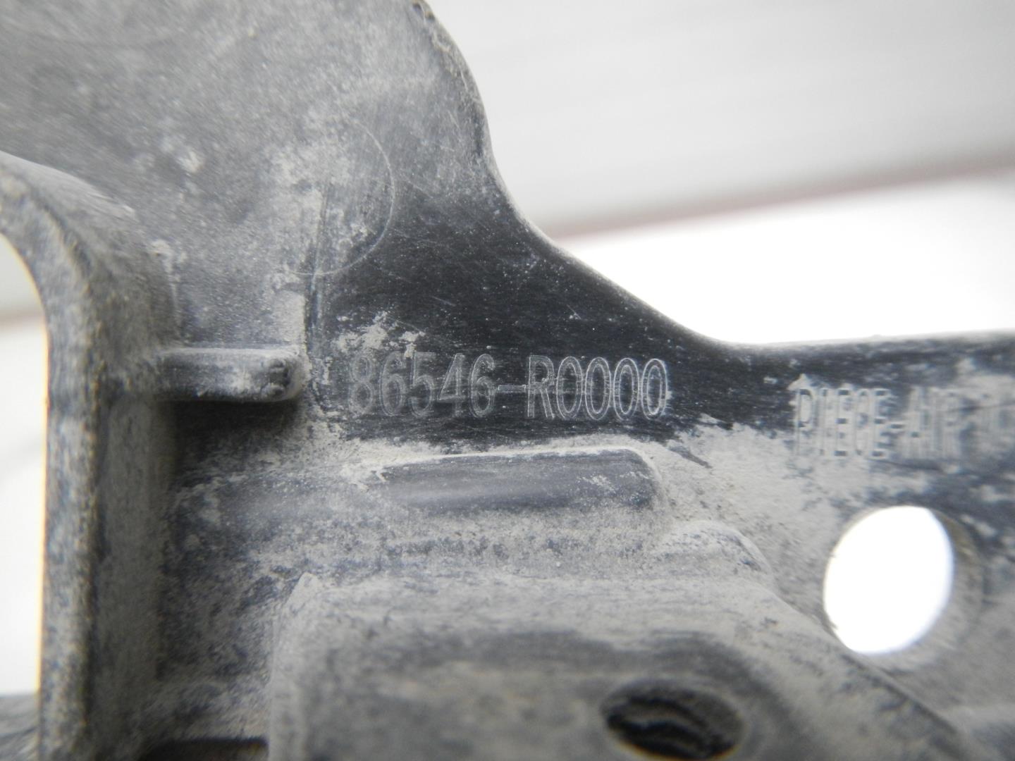 Кронштейн переднего бампера правый