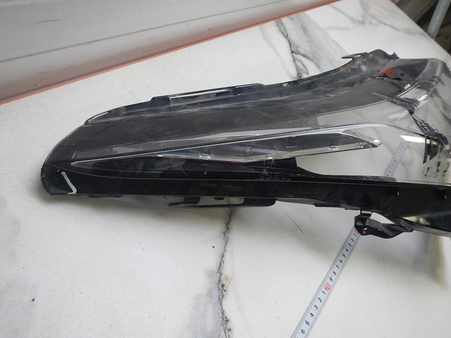 Стекло фары правой