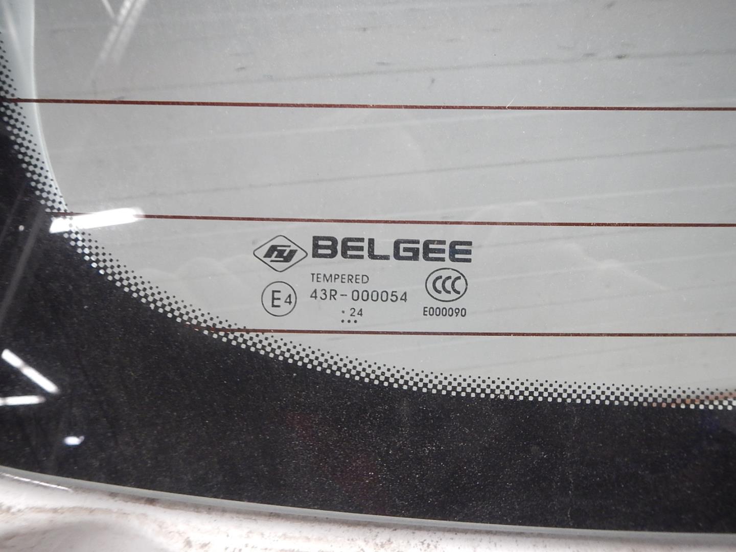 Стекло двери багажника