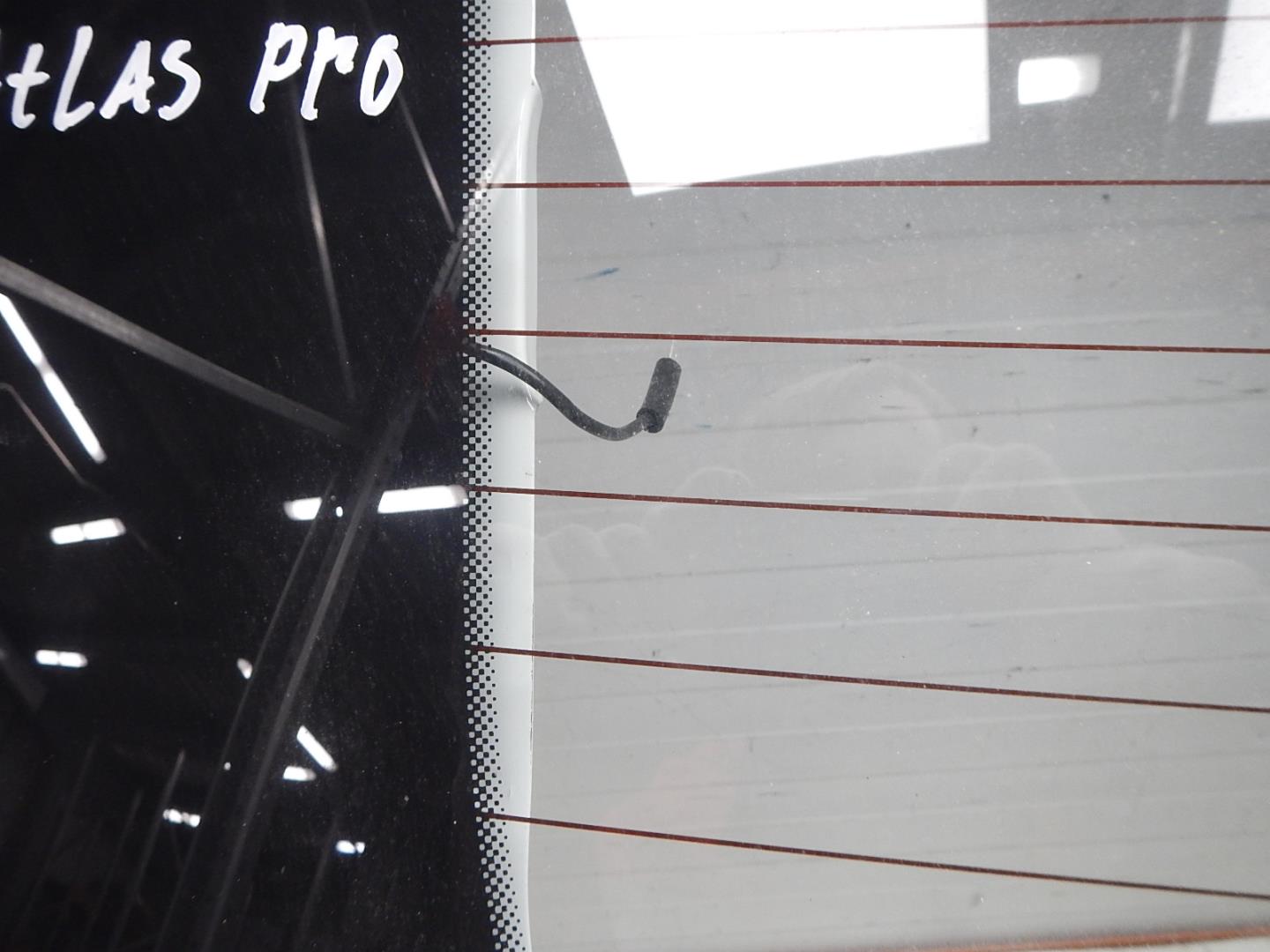 Стекло двери багажника