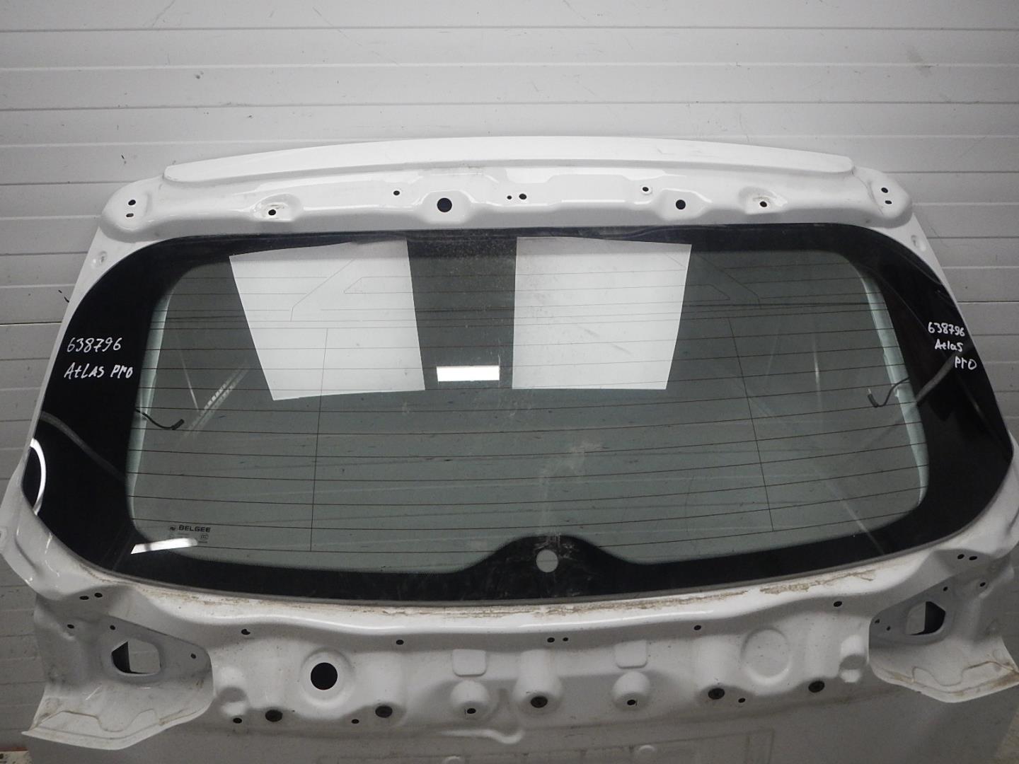 Стекло двери багажника