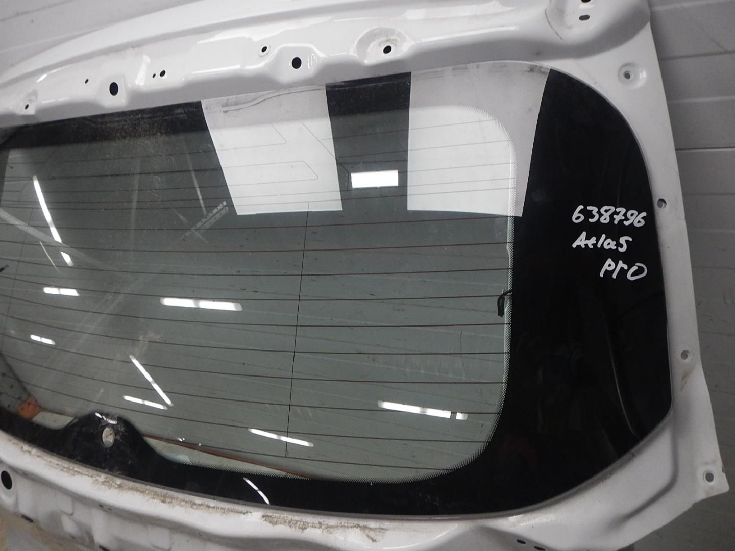 Стекло двери багажника