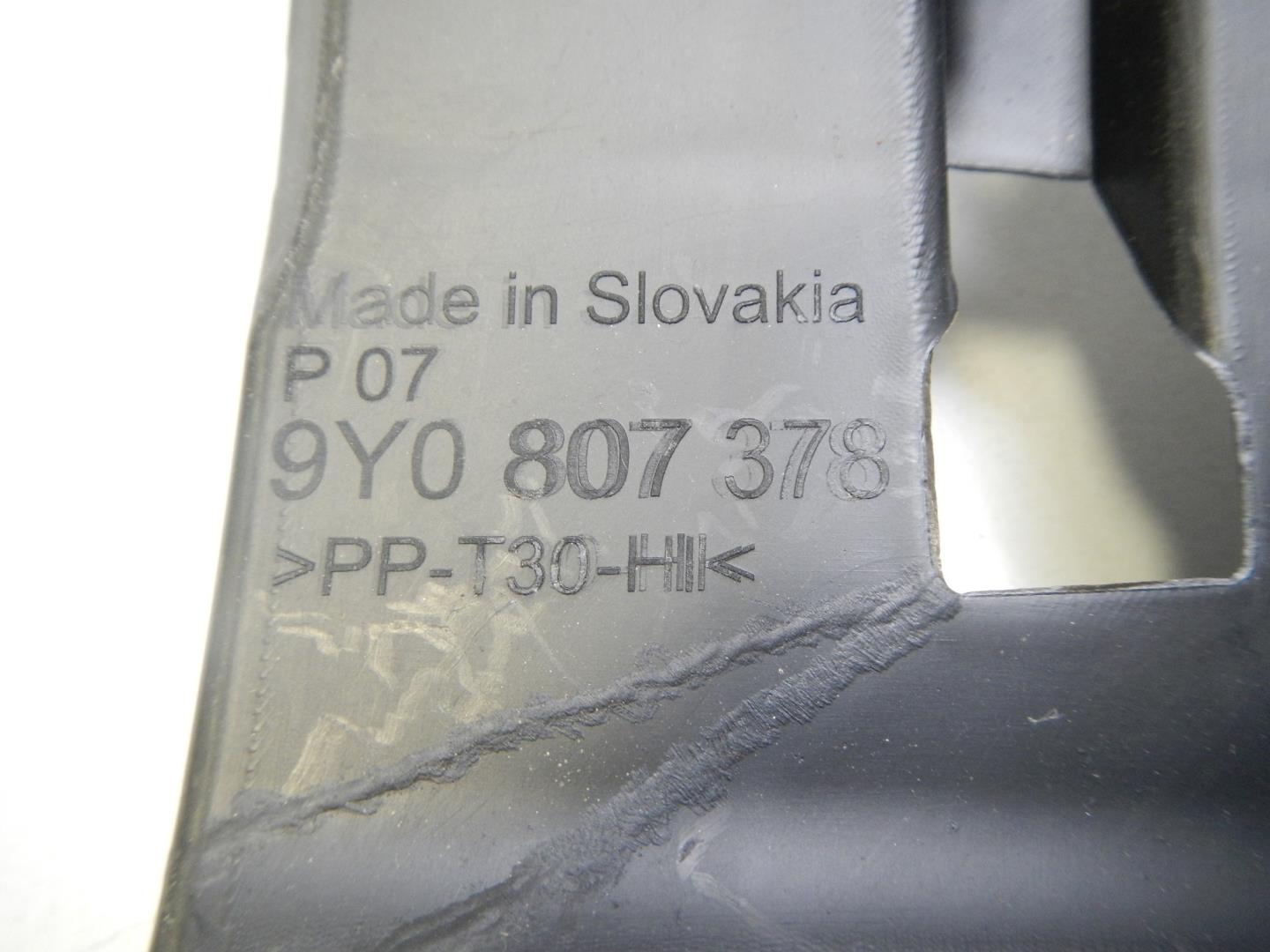 Кронштейн заднего бампера правый