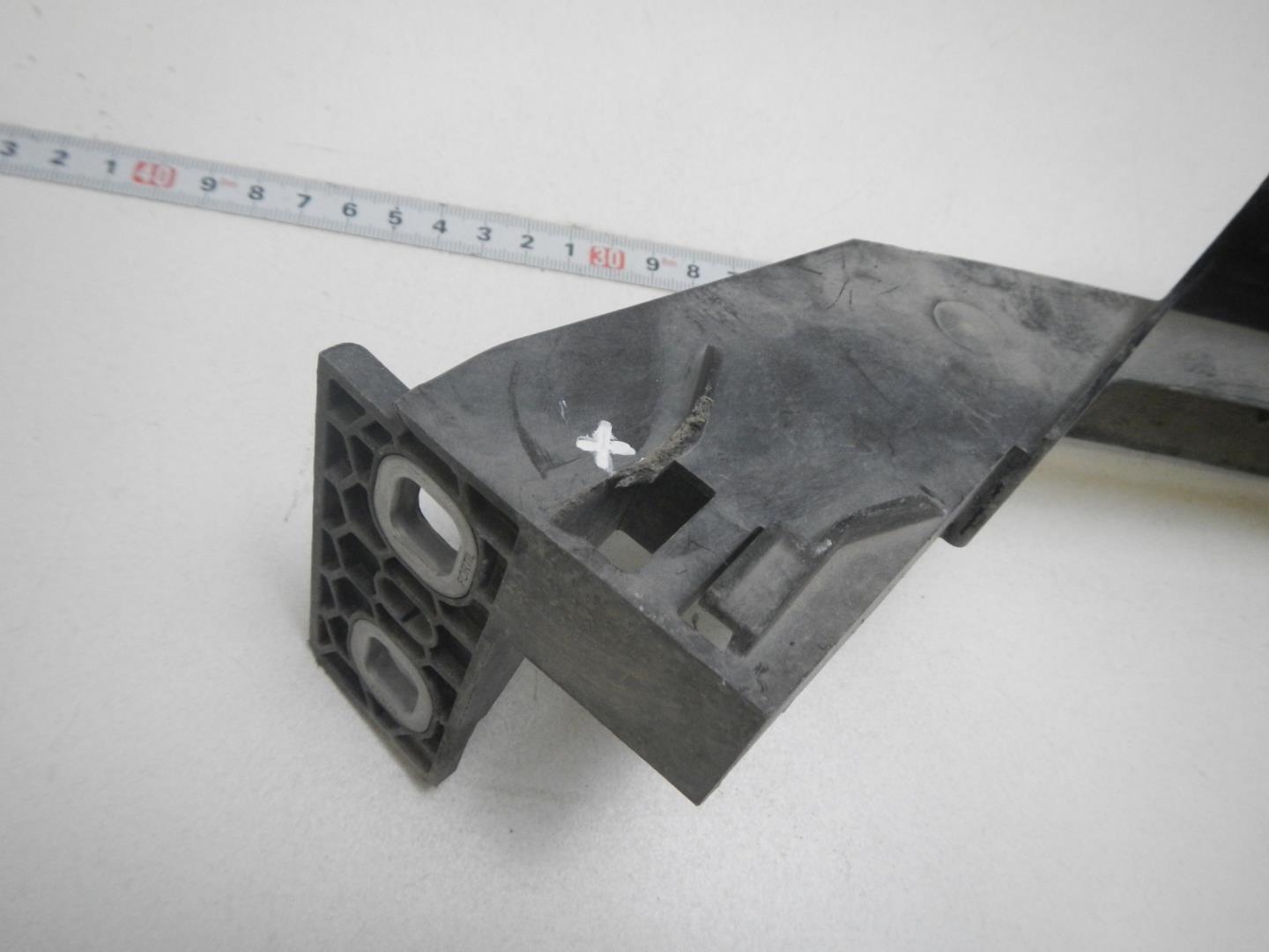 Кронштейн фар левый