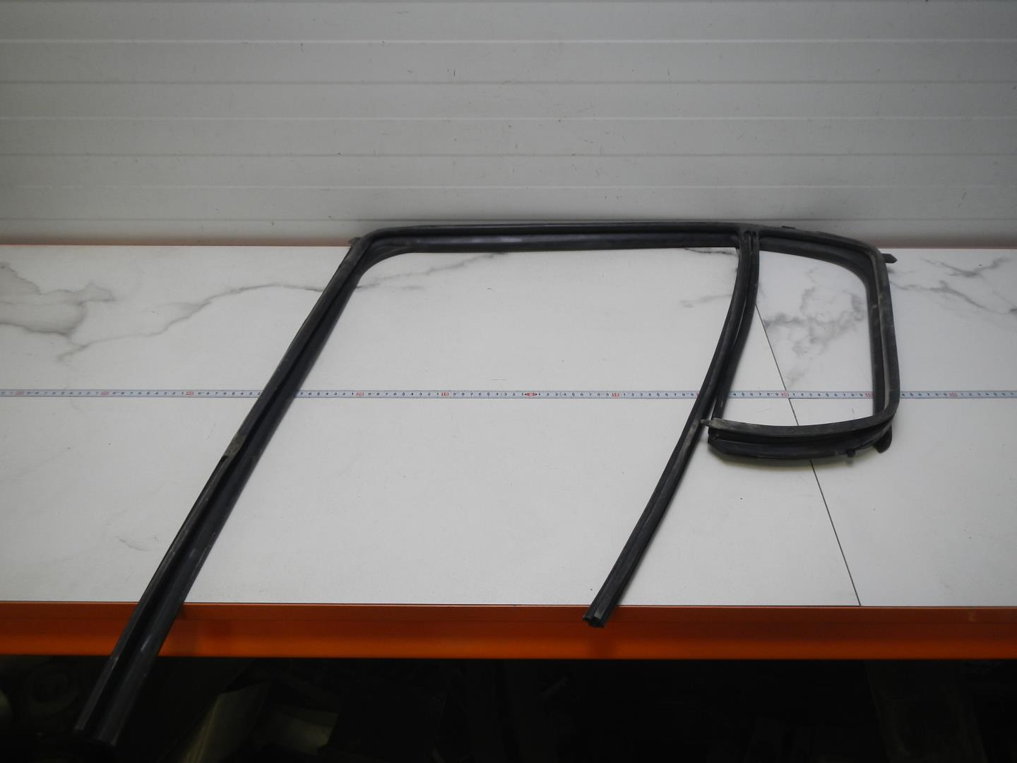 Уплотнитель стекла двери