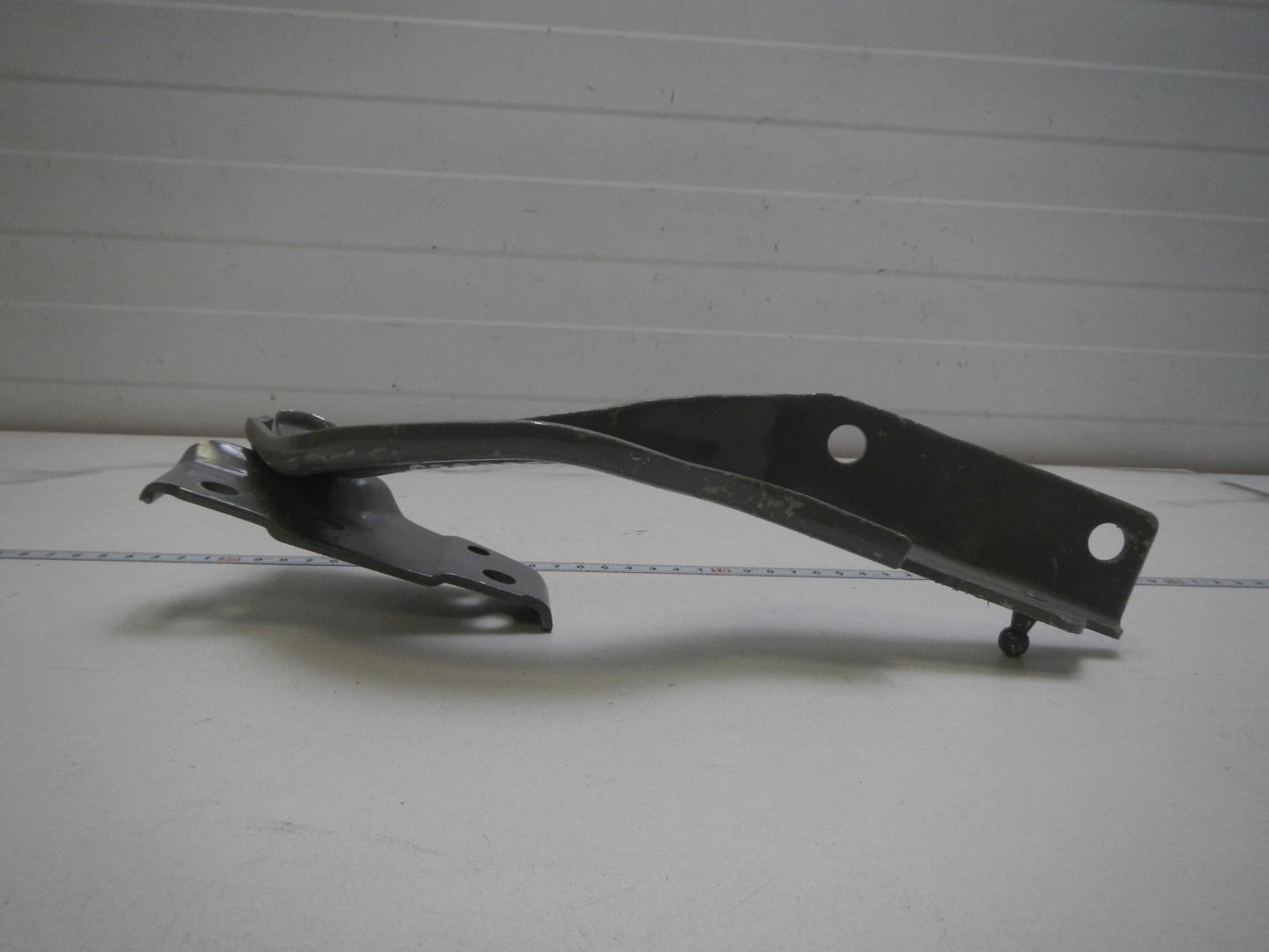 Петля капота левая