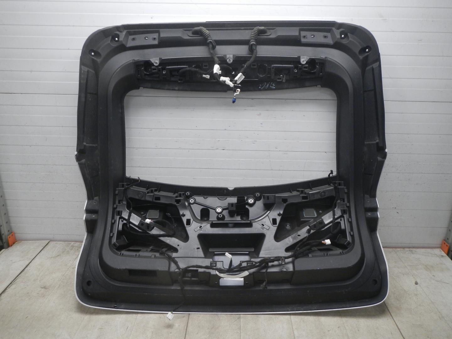 Дверь багажника