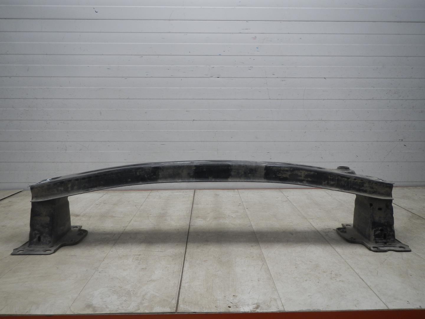 Усилитель переднего бампера