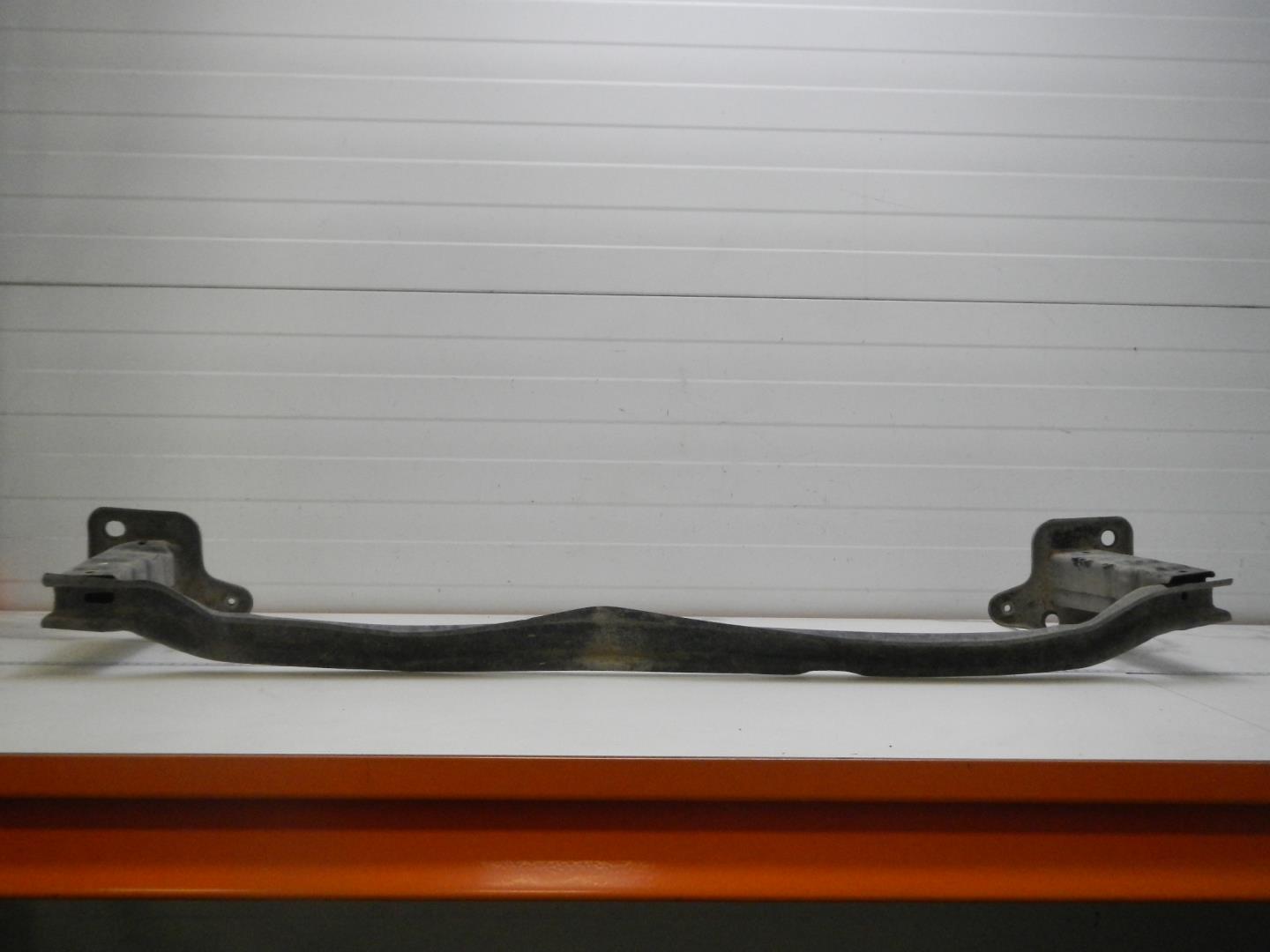 Усилитель переднего бампера