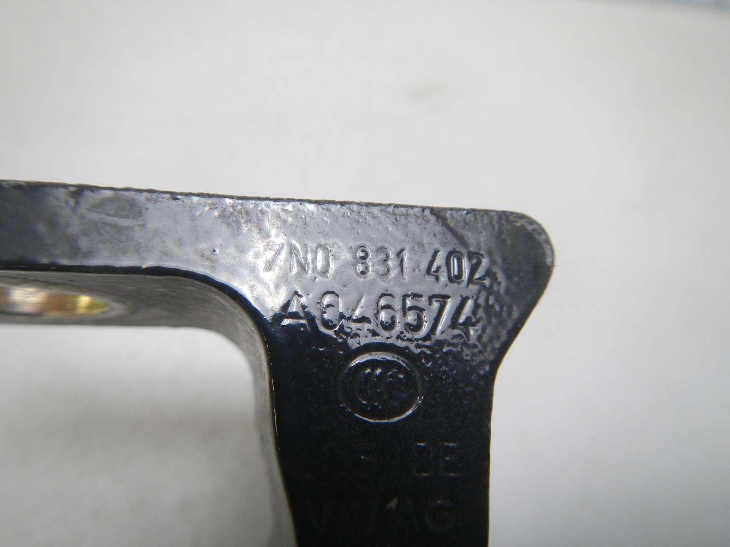 Петля двери задней правой верхняя