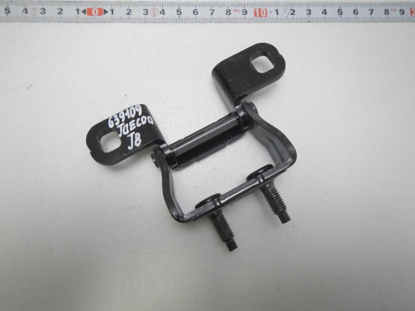 Петля двери багажника