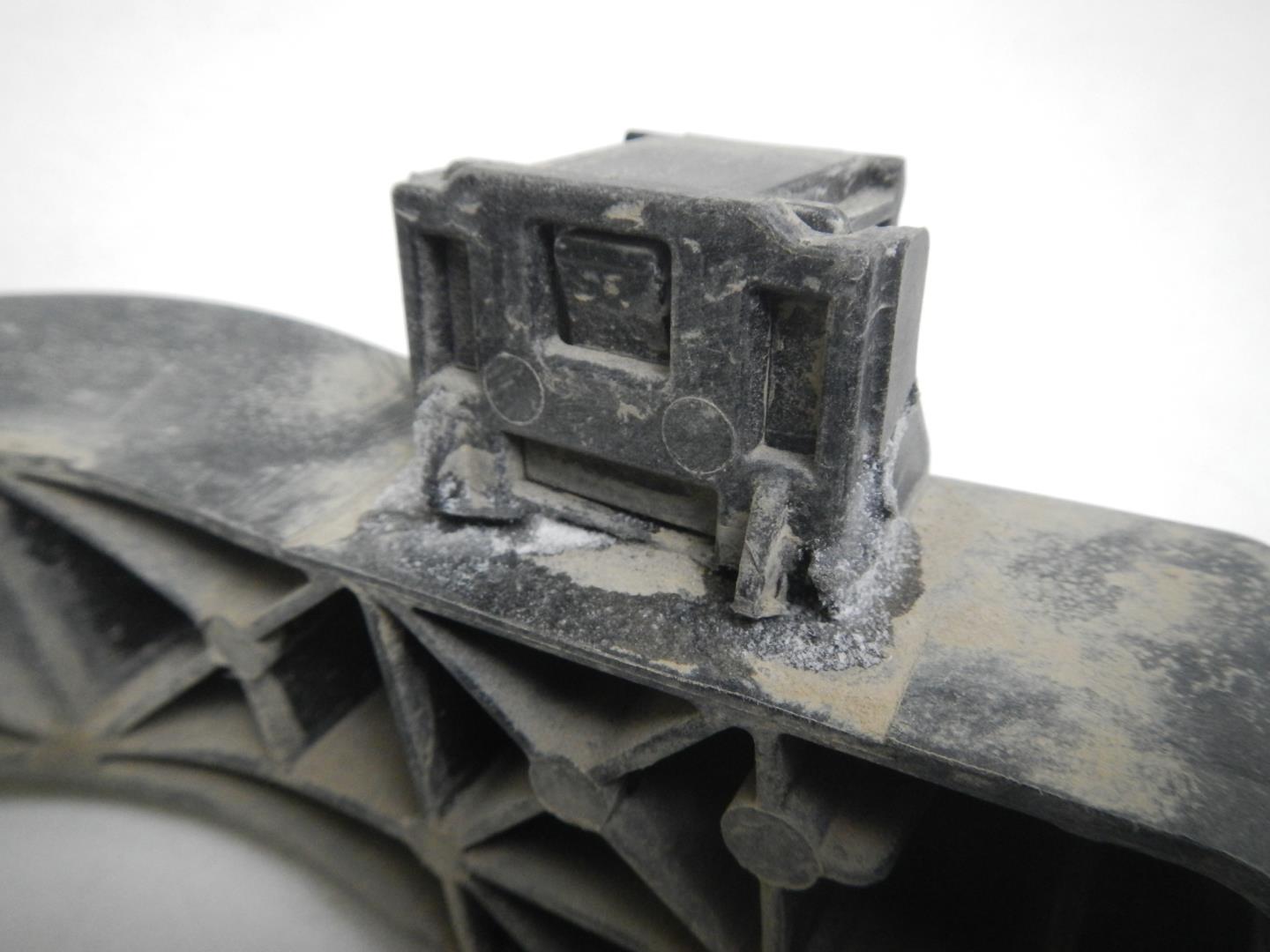 Кронштейн фар левый