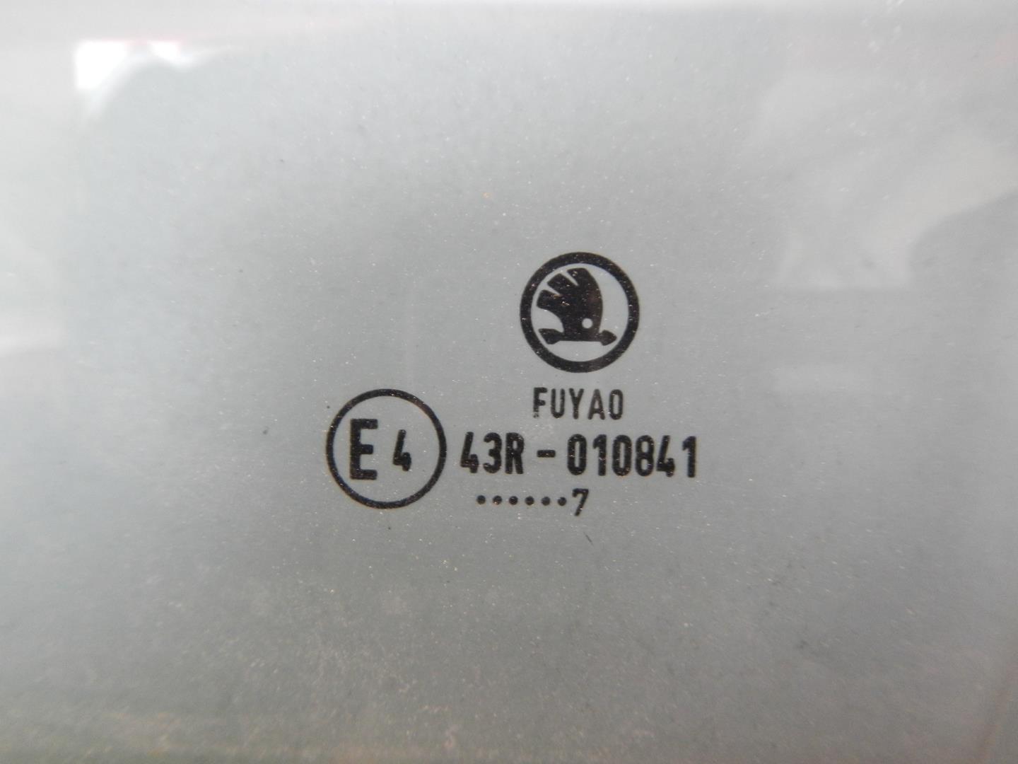 Стекло двери передней левой