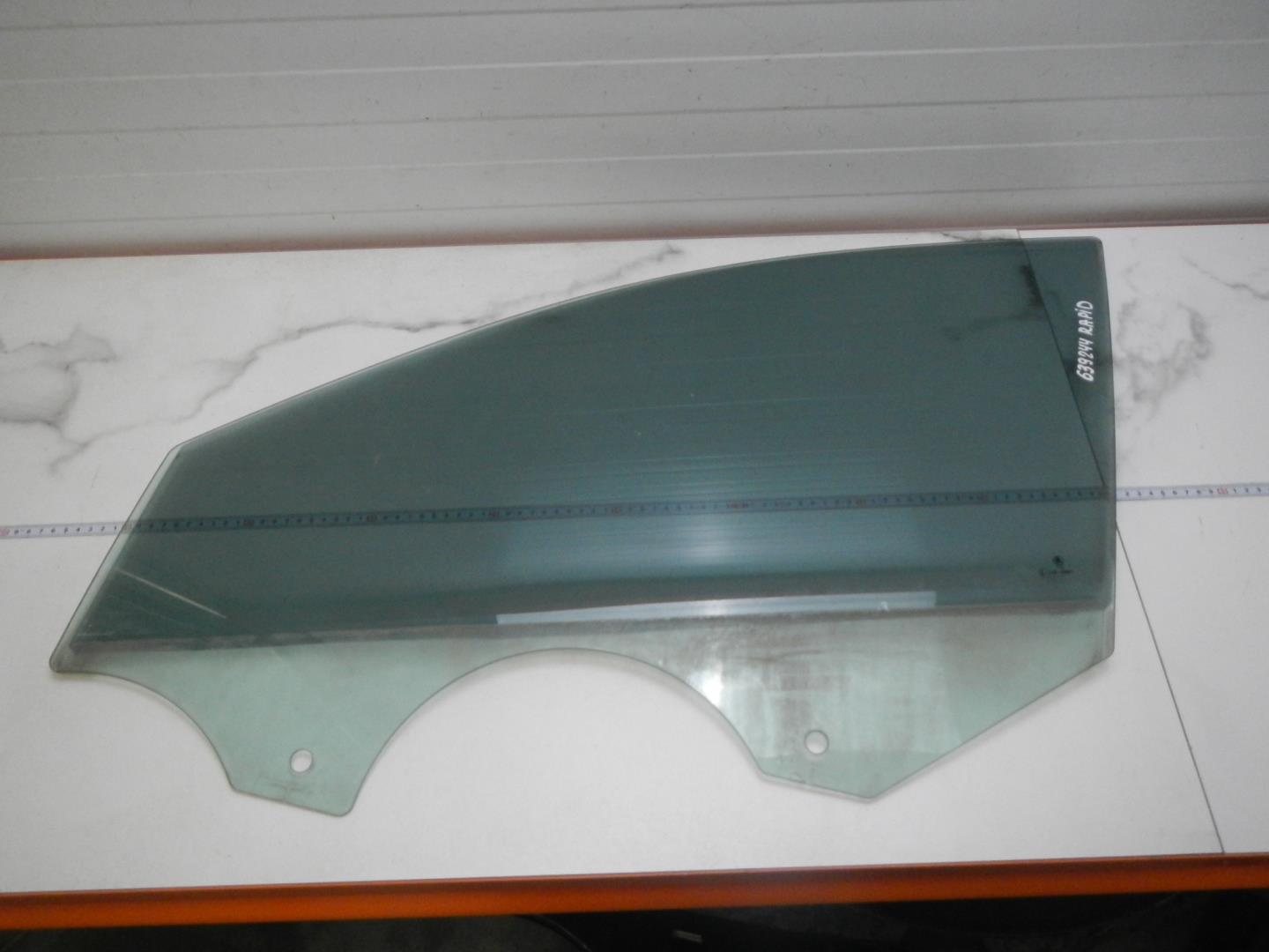 Стекло двери передней левой