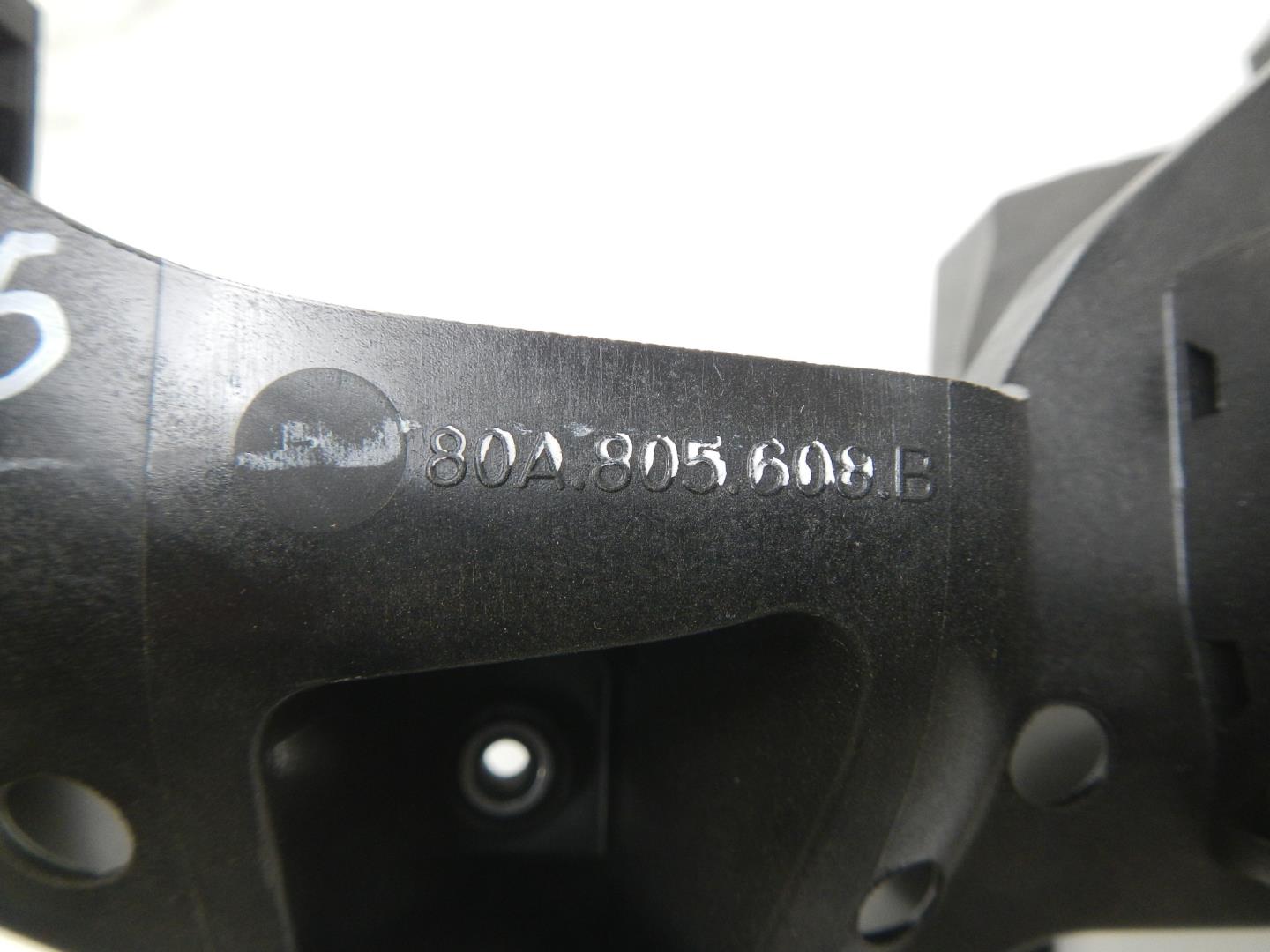 Кронштейн фар правый