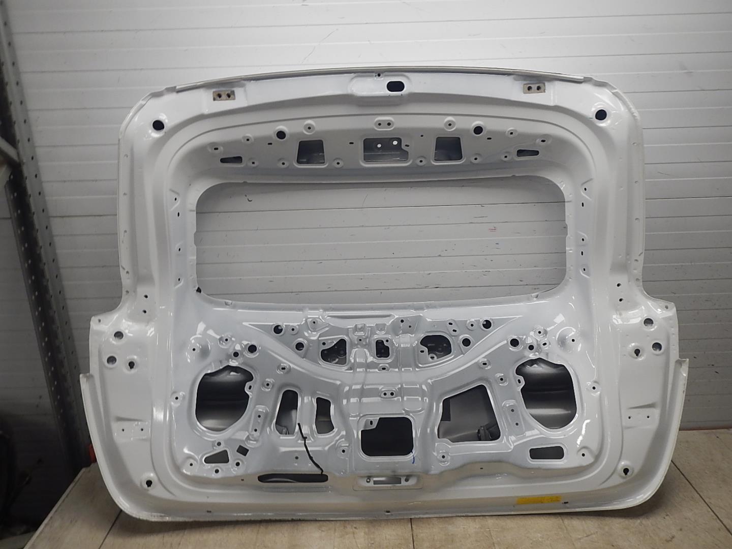 Дверь багажника