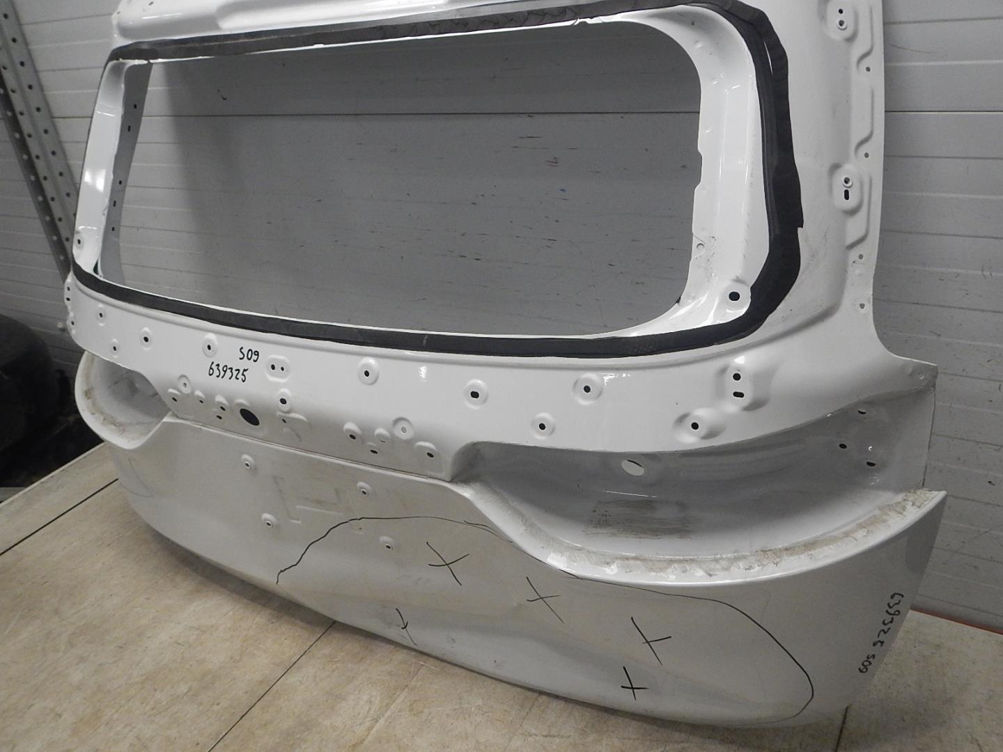 Дверь багажника