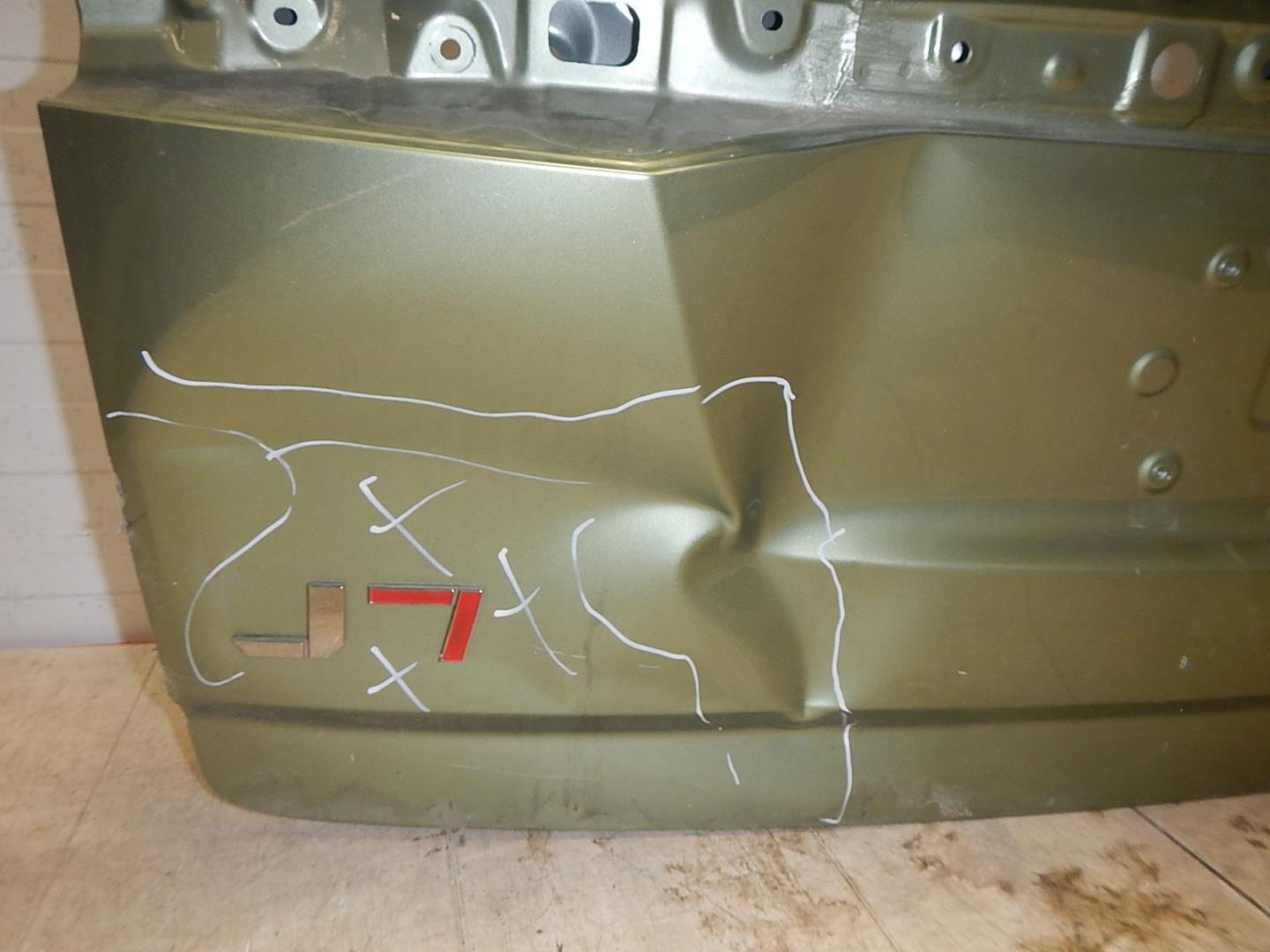 Дверь багажника