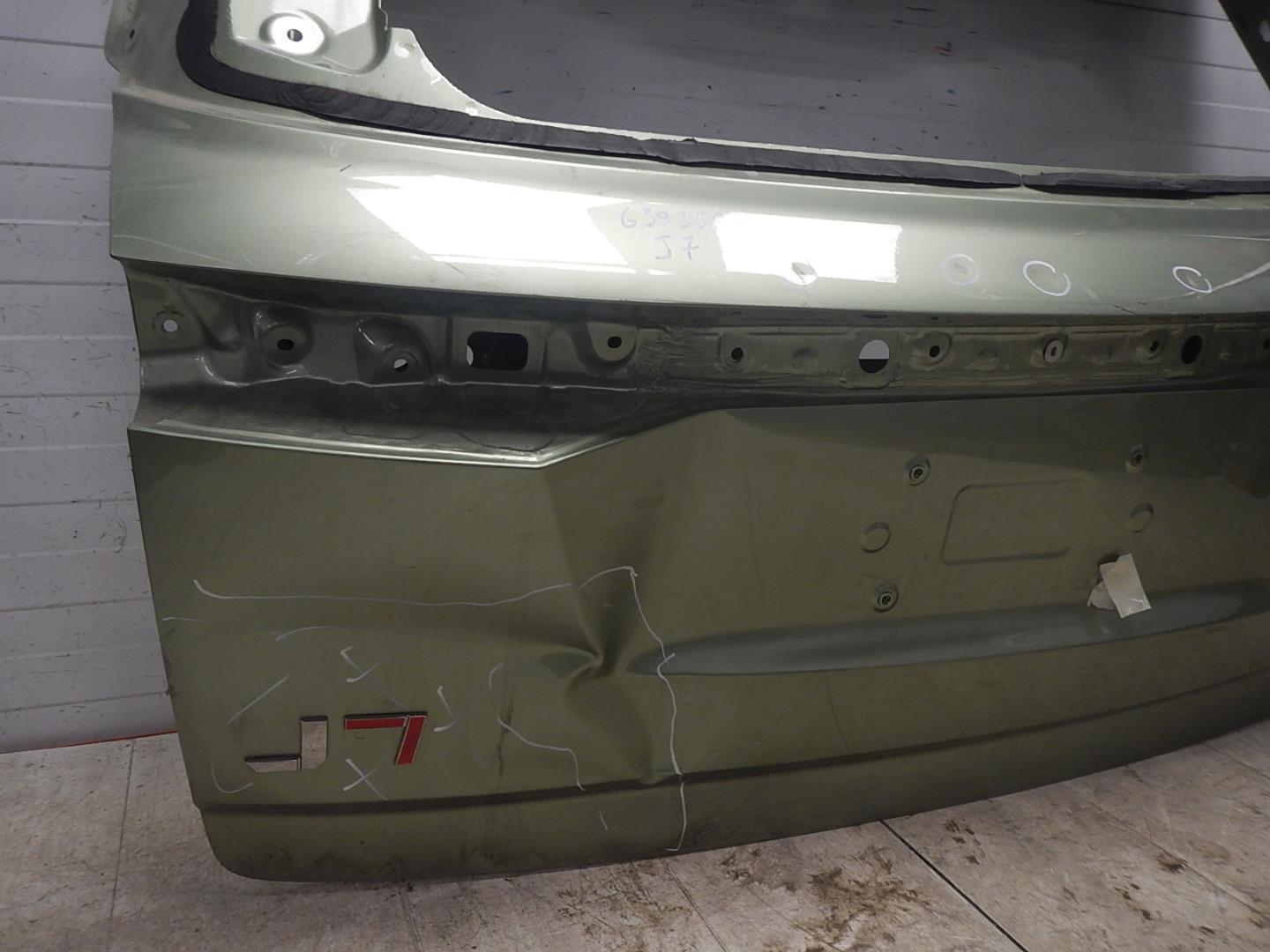 Дверь багажника