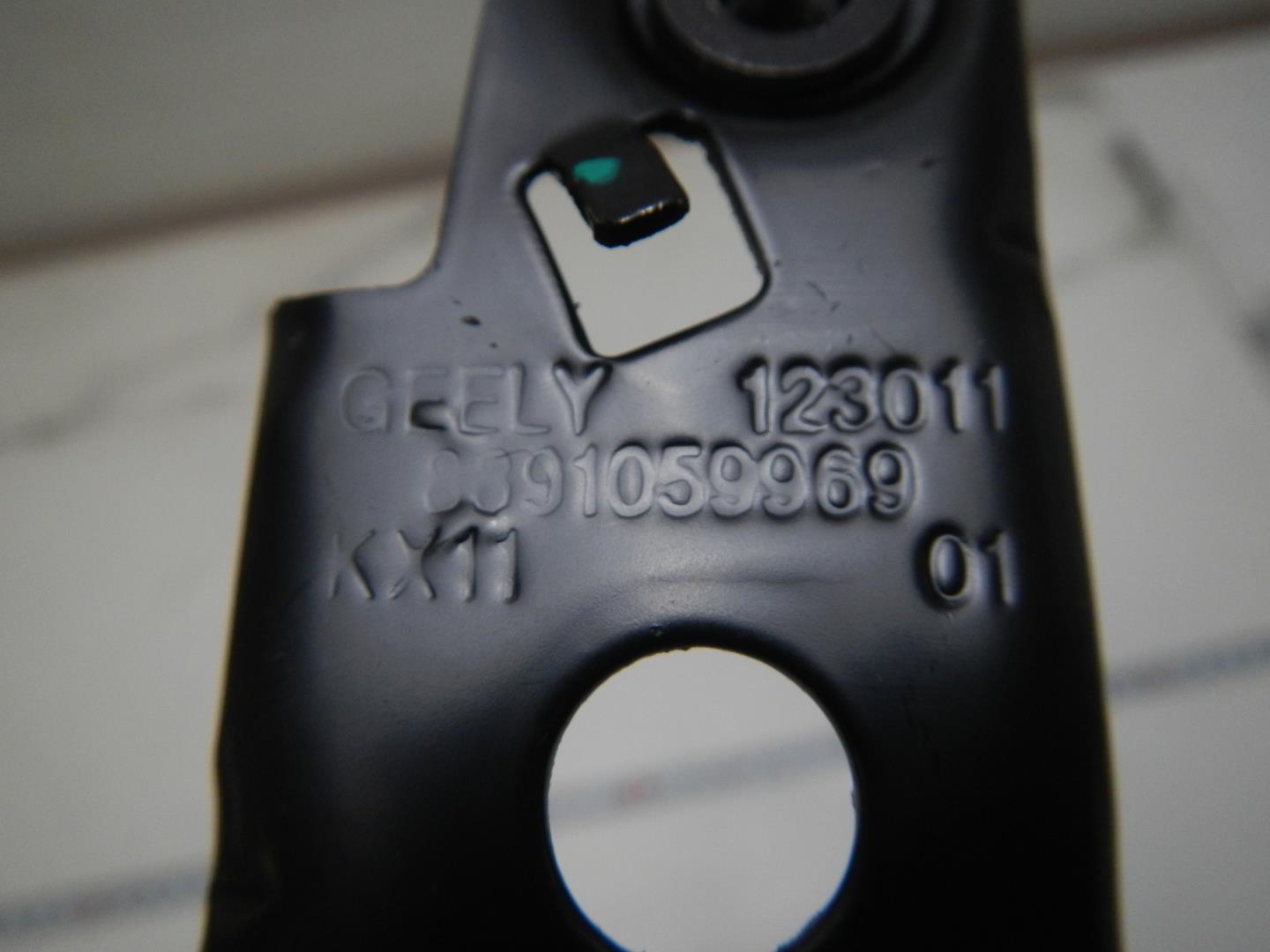 Кронштейн переднего бампера правый