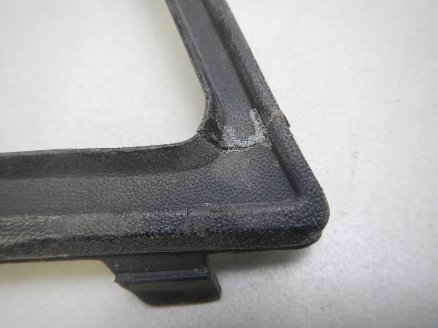 Рамка противотуманной фары левой