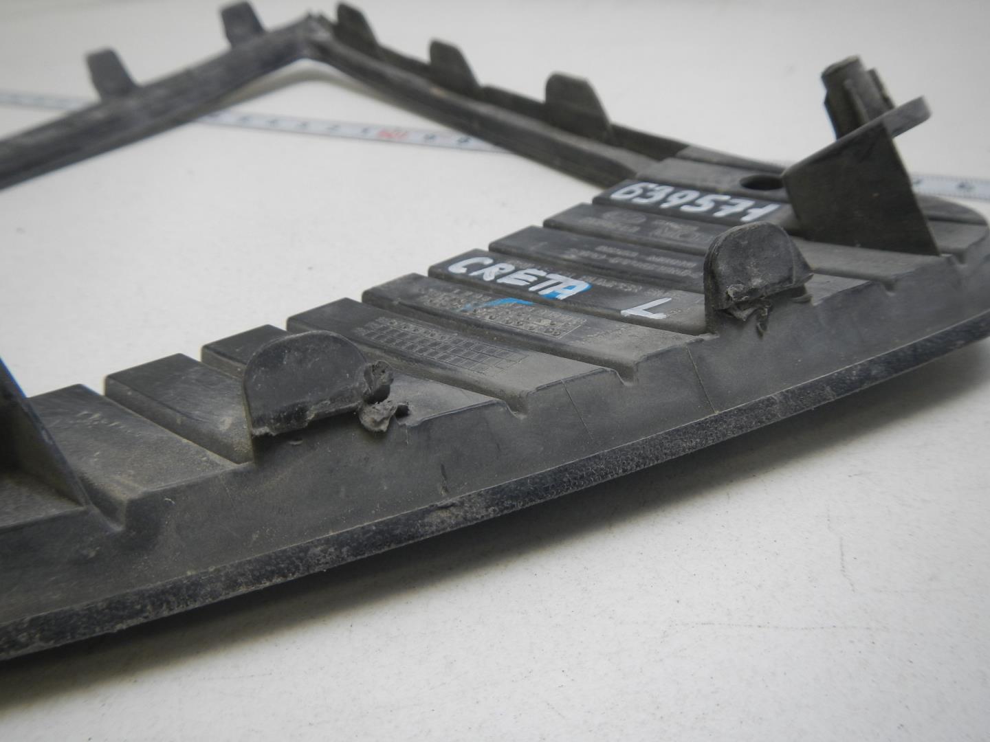 Рамка противотуманной фары левой