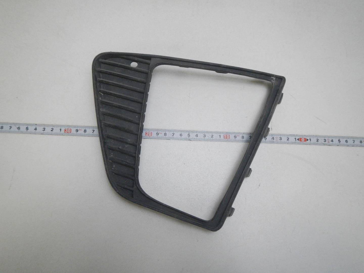 Рамка противотуманной фары левой