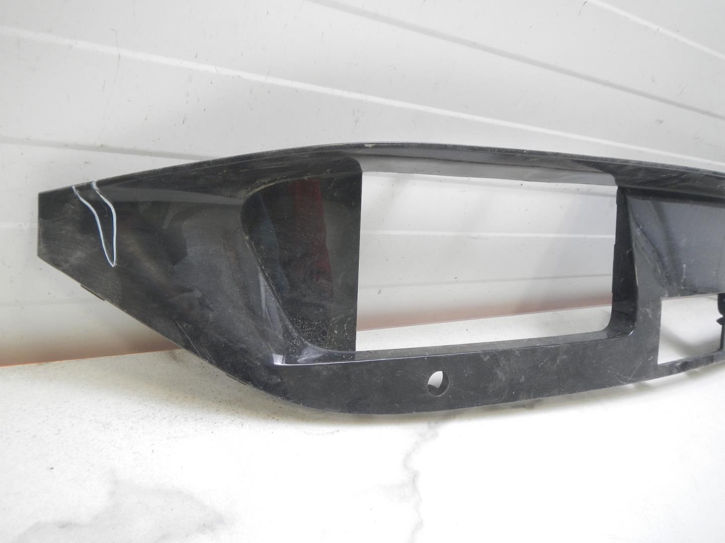 Решетка в бампер центральная