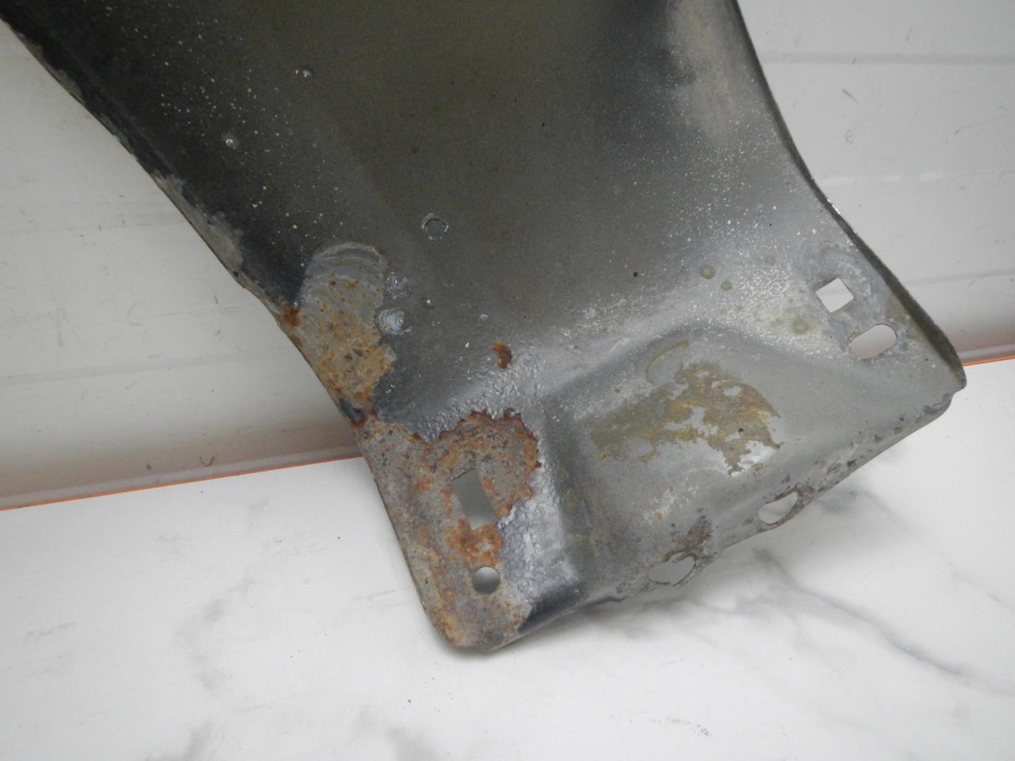 Крыло переднее правое