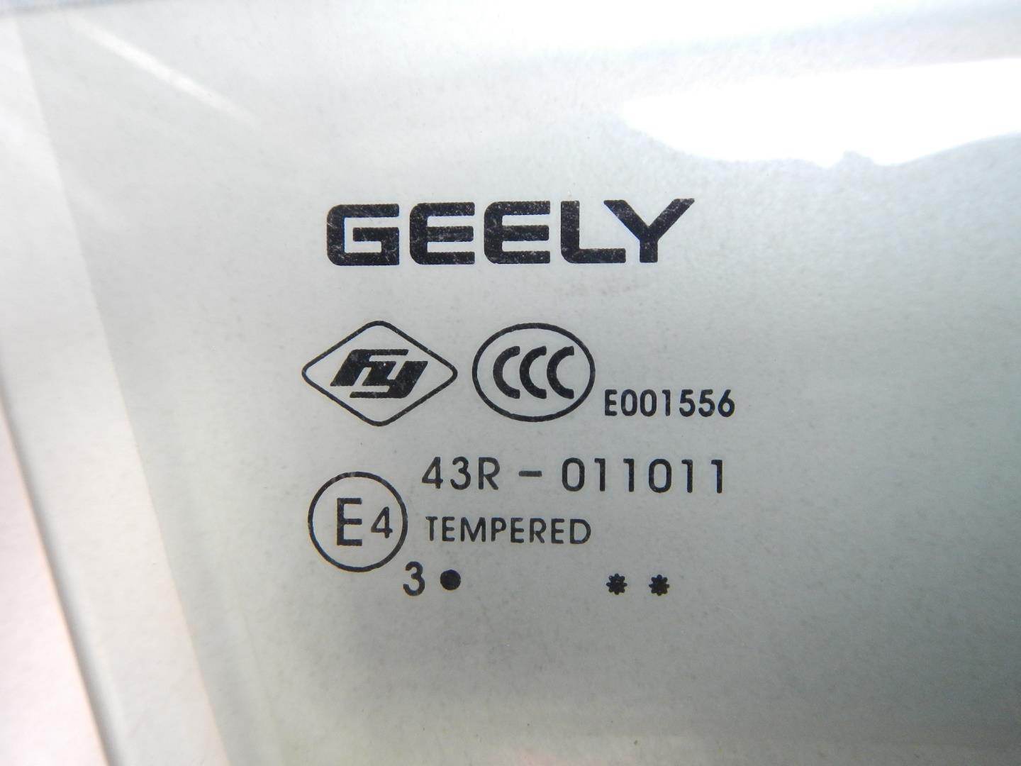 Стекло двери передней правой