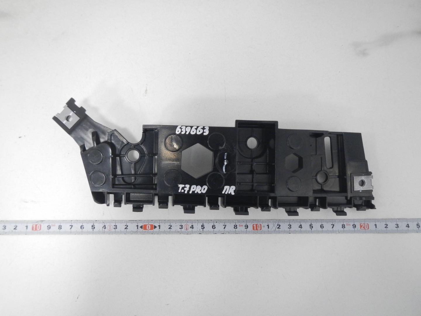 Кронштейн переднего бампера правый