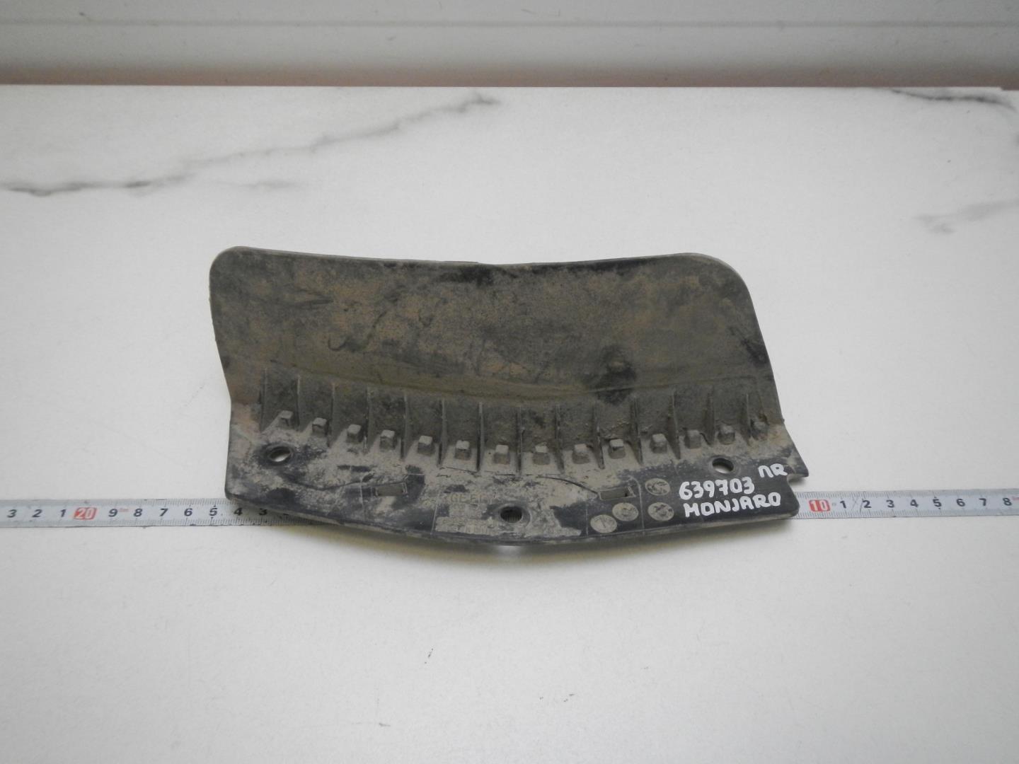 Брызговик передний правый