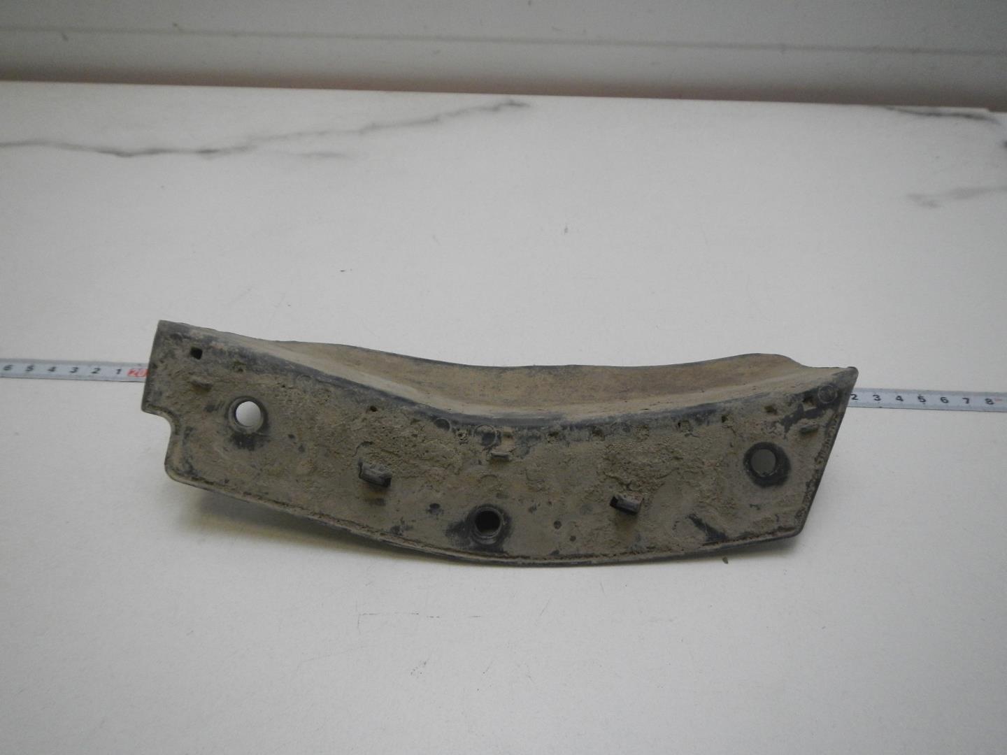 Брызговик передний правый