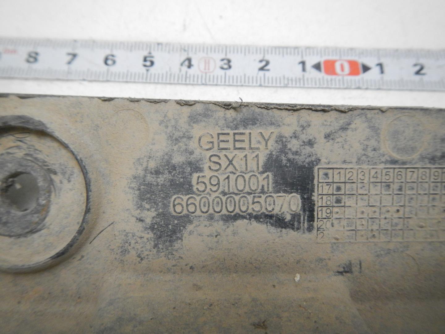 Брызговик передний правый