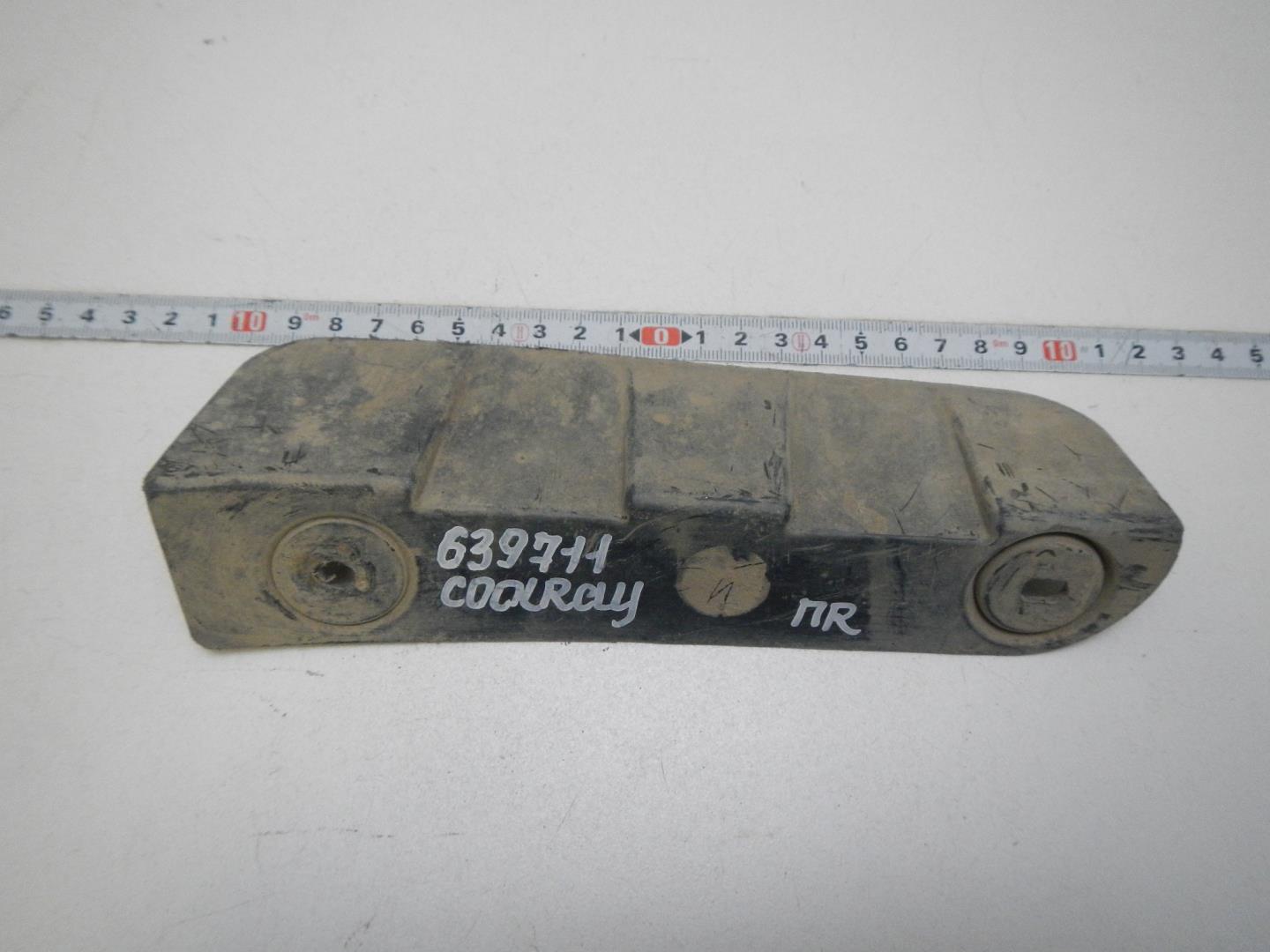 Брызговик передний правый