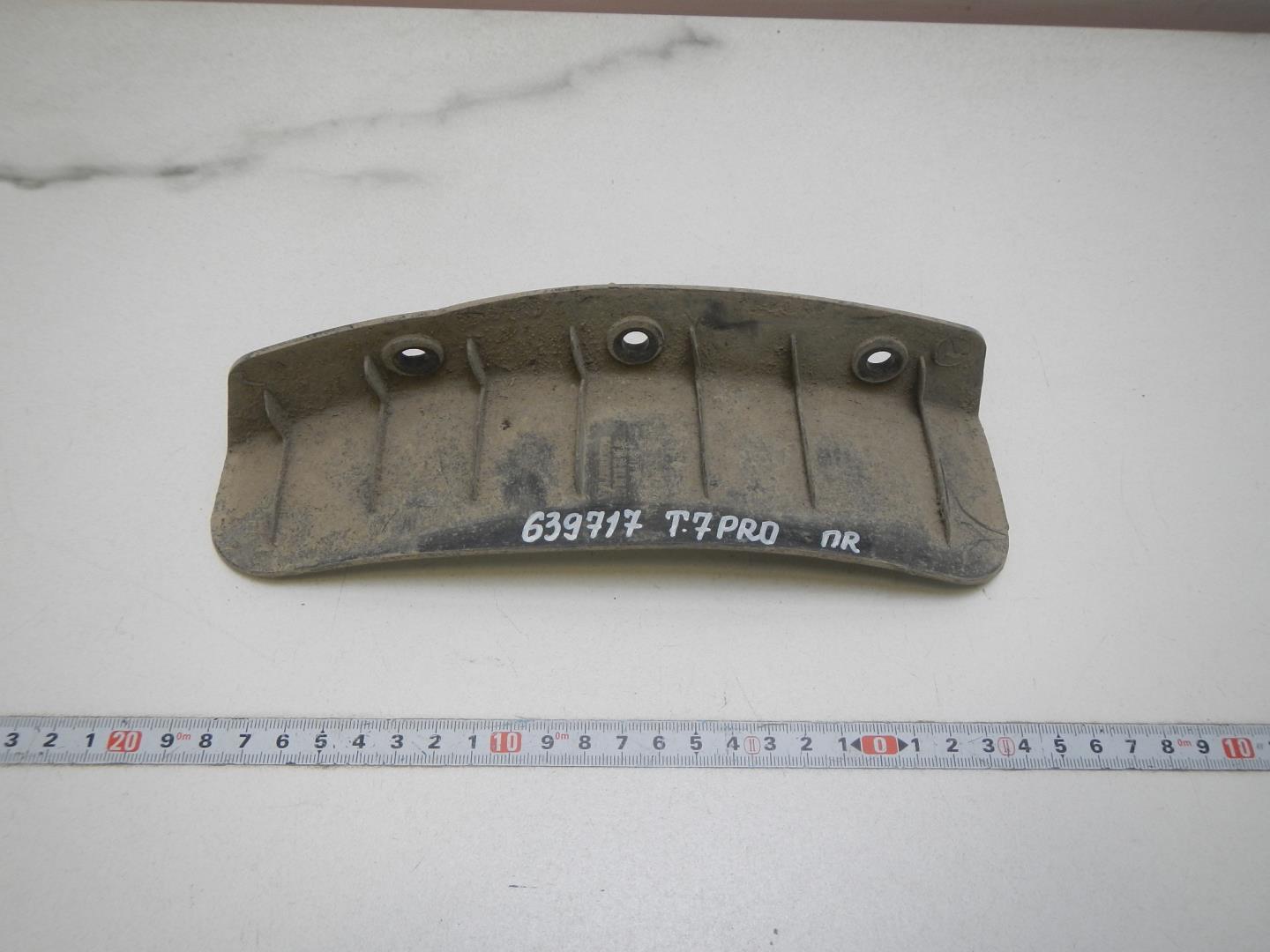 Брызговик передний правый