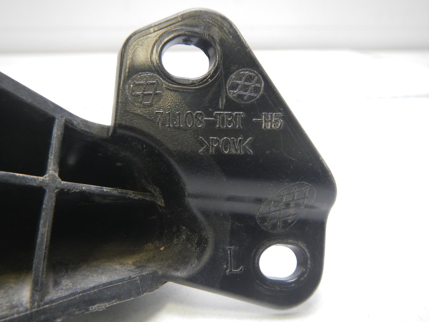 Кронштейн решетки радиатора