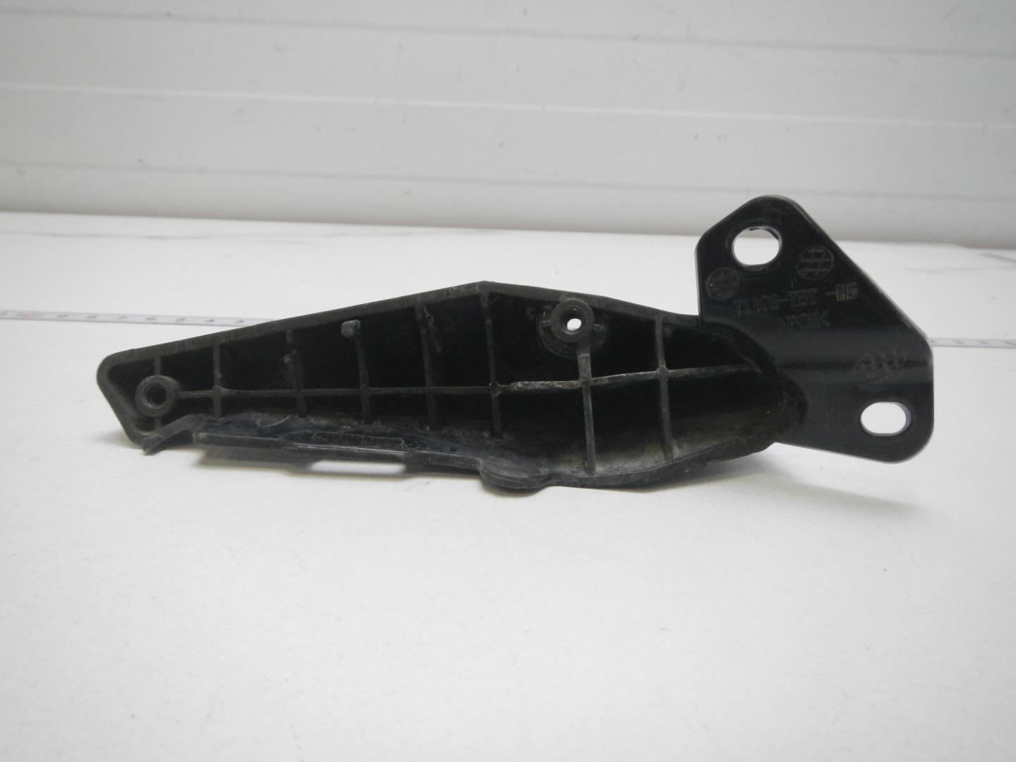 Кронштейн решетки радиатора