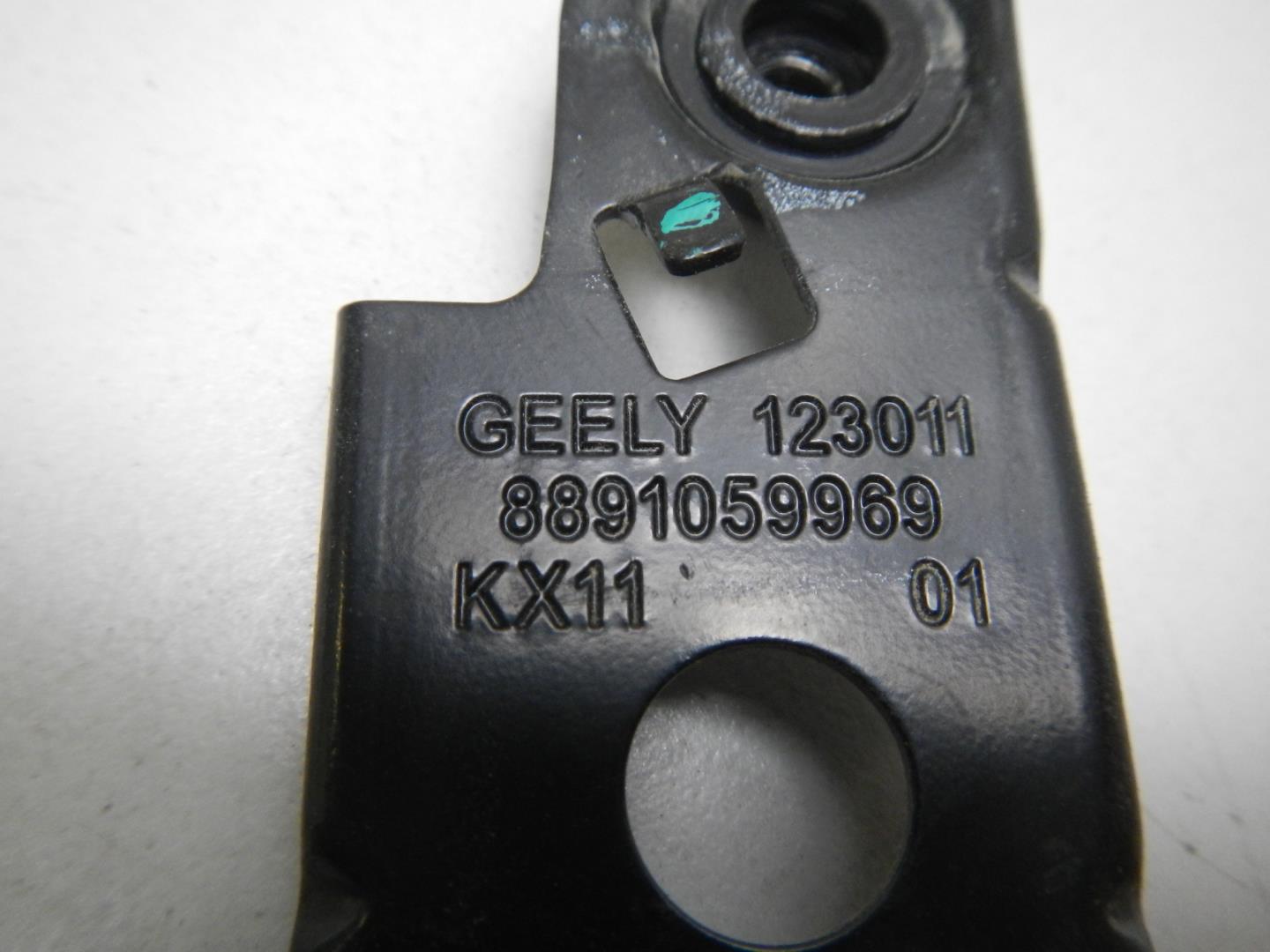 Кронштейн переднего бампера правый