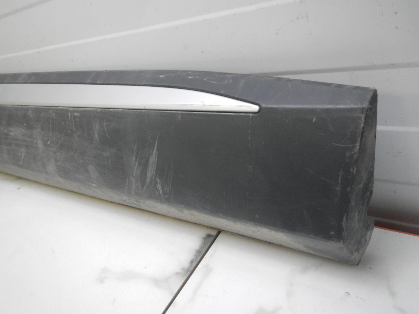 Молдинг передней правой двери