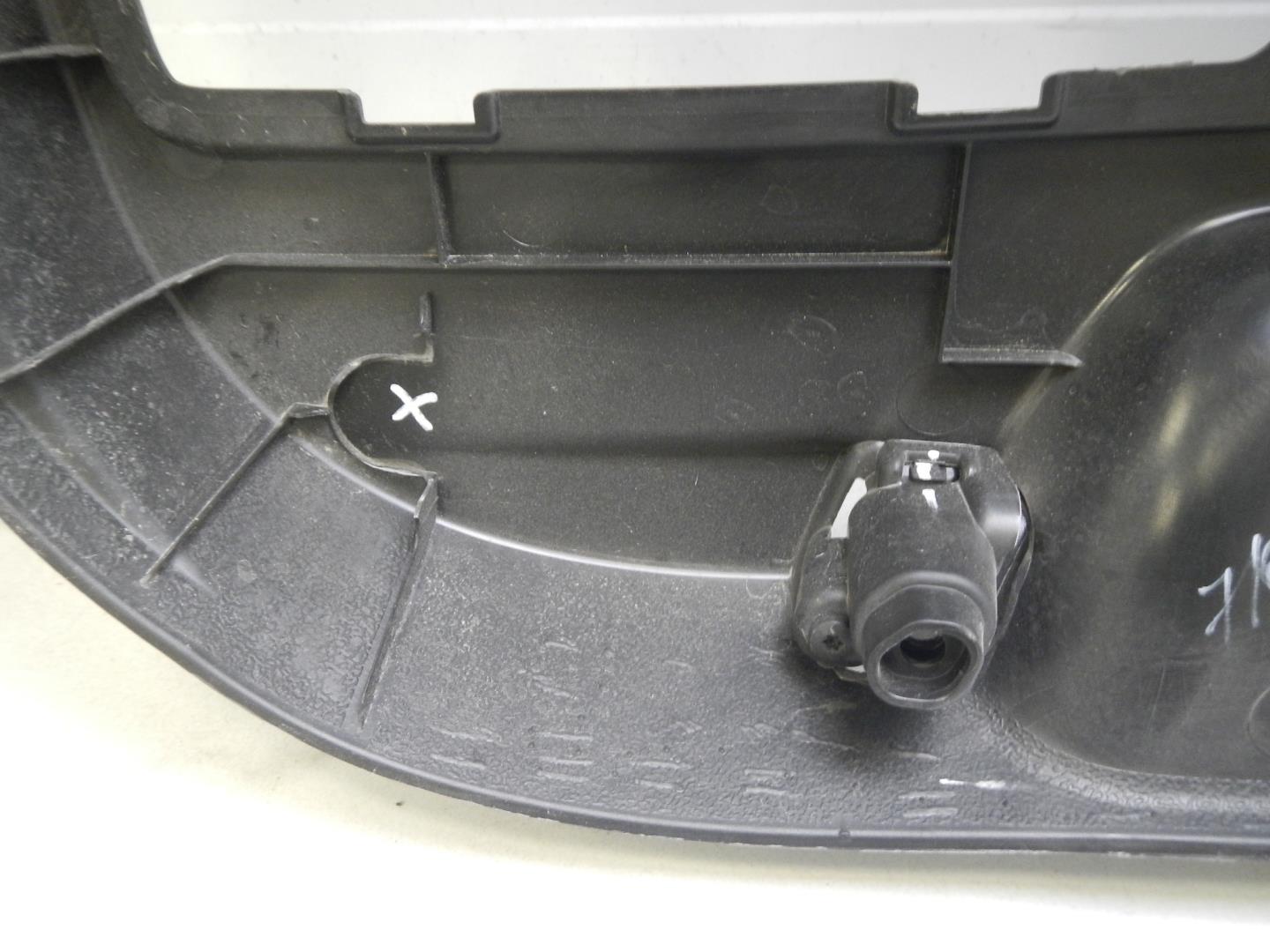 Обшивка двери багажника