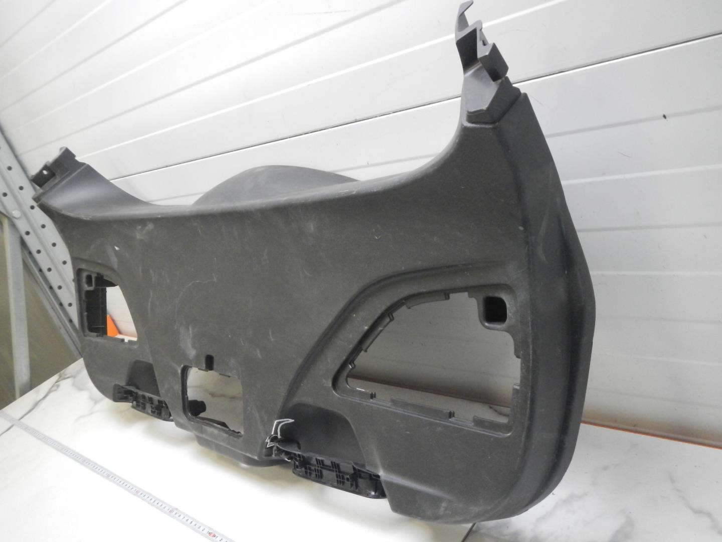 Обшивка двери багажника