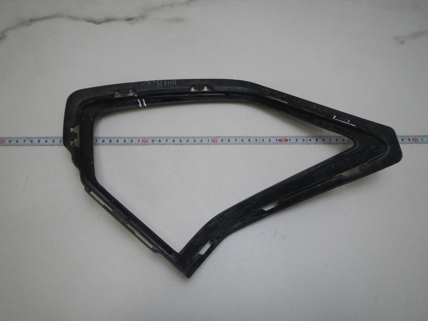 Рамка противотуманной фары правой