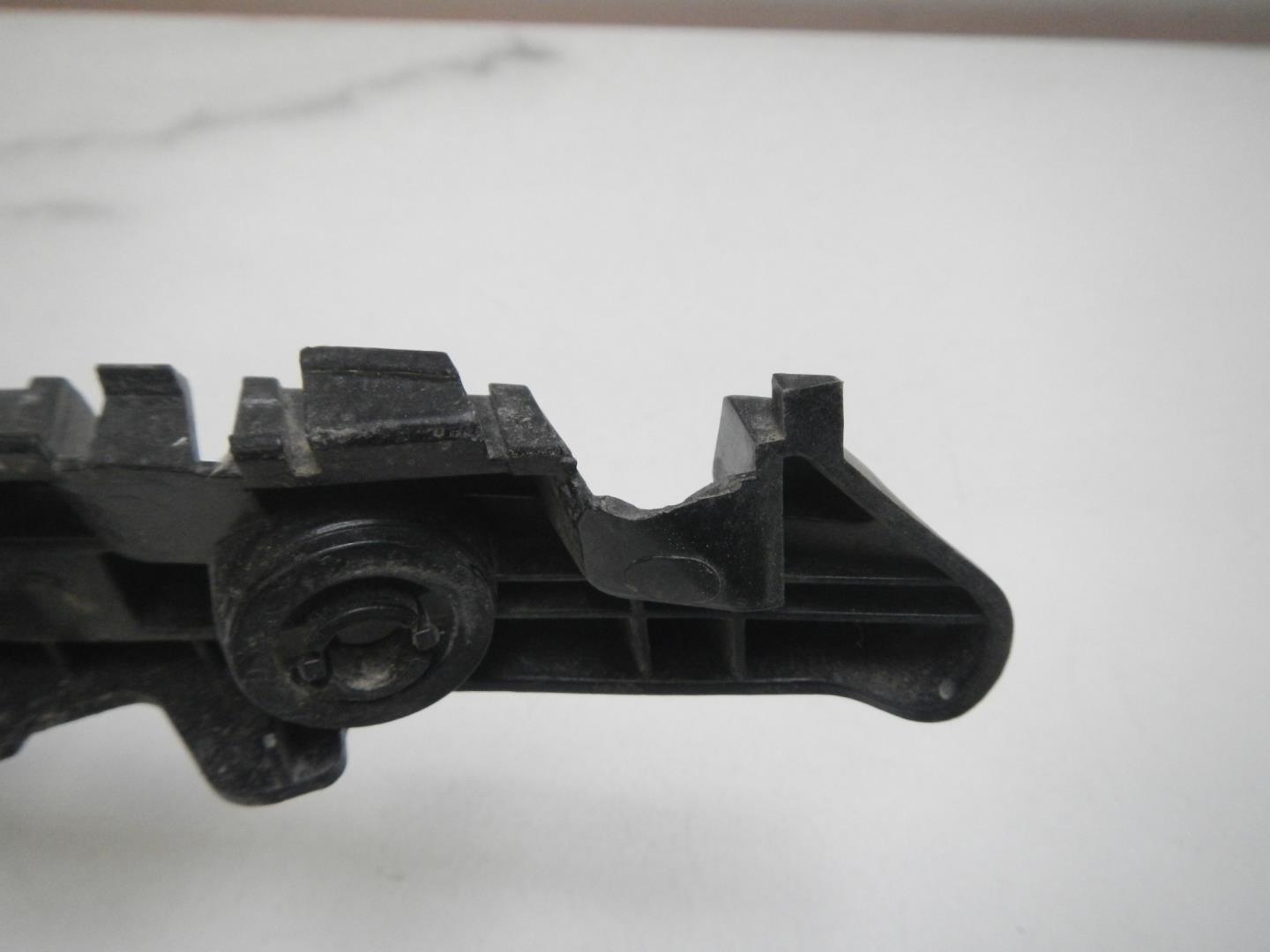 Кронштейн переднего бампера левый